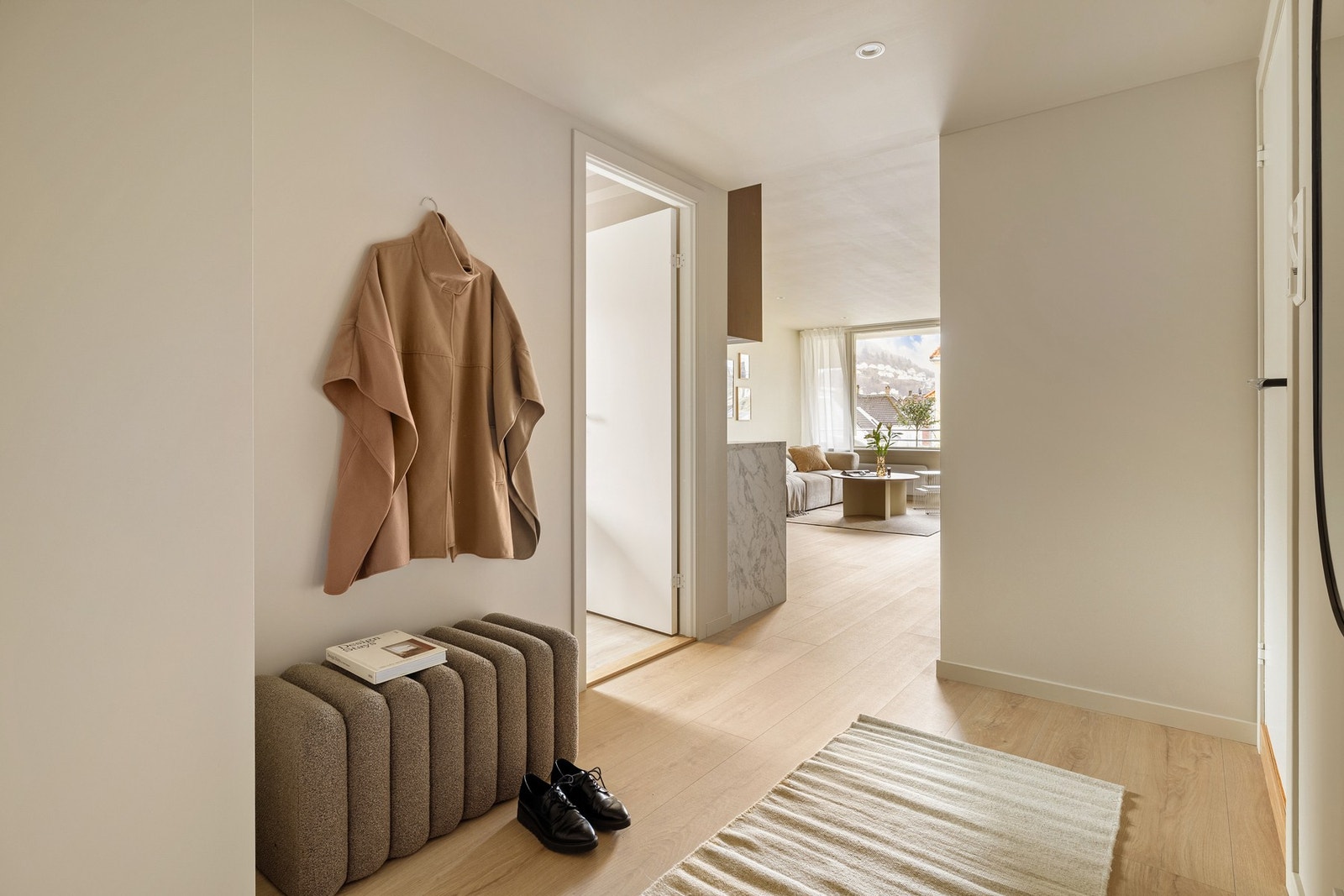 Romslig og moderne entré på 6,5 kvm med innfelte downlights i tak. Galleribilde