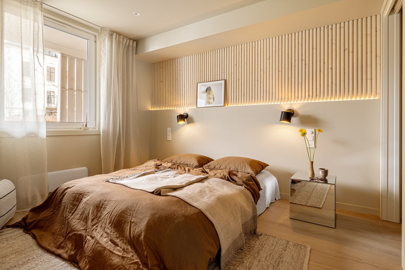 Hovedsoverommet på 9,5 kvm med innfelte downlights i tak, veggmonterte nattbordlamper og en rålekker spilevegg med integrert LED-list. Galleribilde