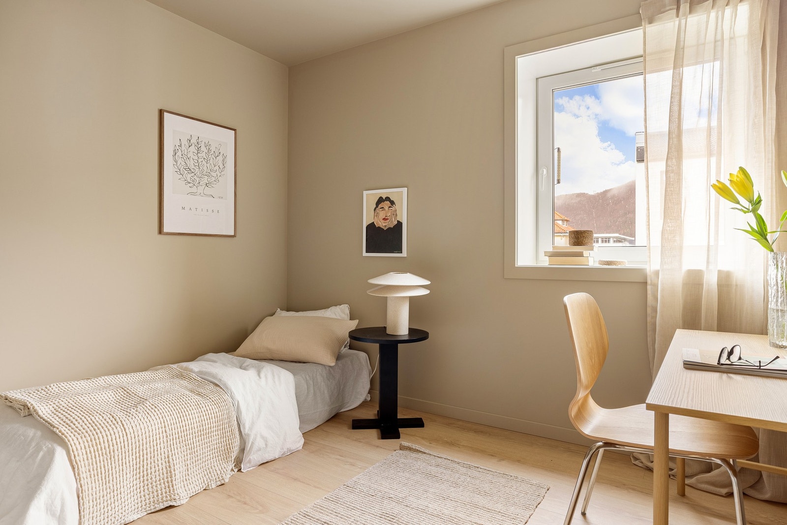 Soverom 2 er på 7,7 kvm og kan innredes med dobbeltseng, garderobeskap og kommode/pult. Galleribilde