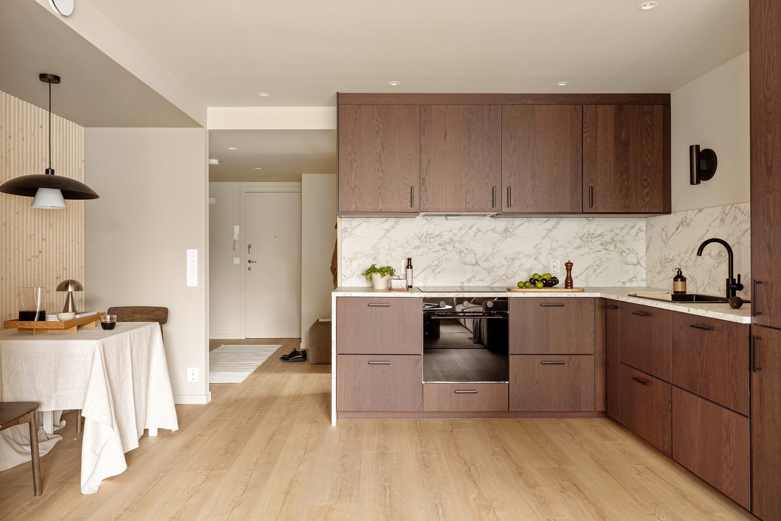 Ny, tidsriktig kjøkkeninnredning fra IKEA med slette fronter og laminat benkeplate i marmorutførelse med nedfelt vask. Galleribilde