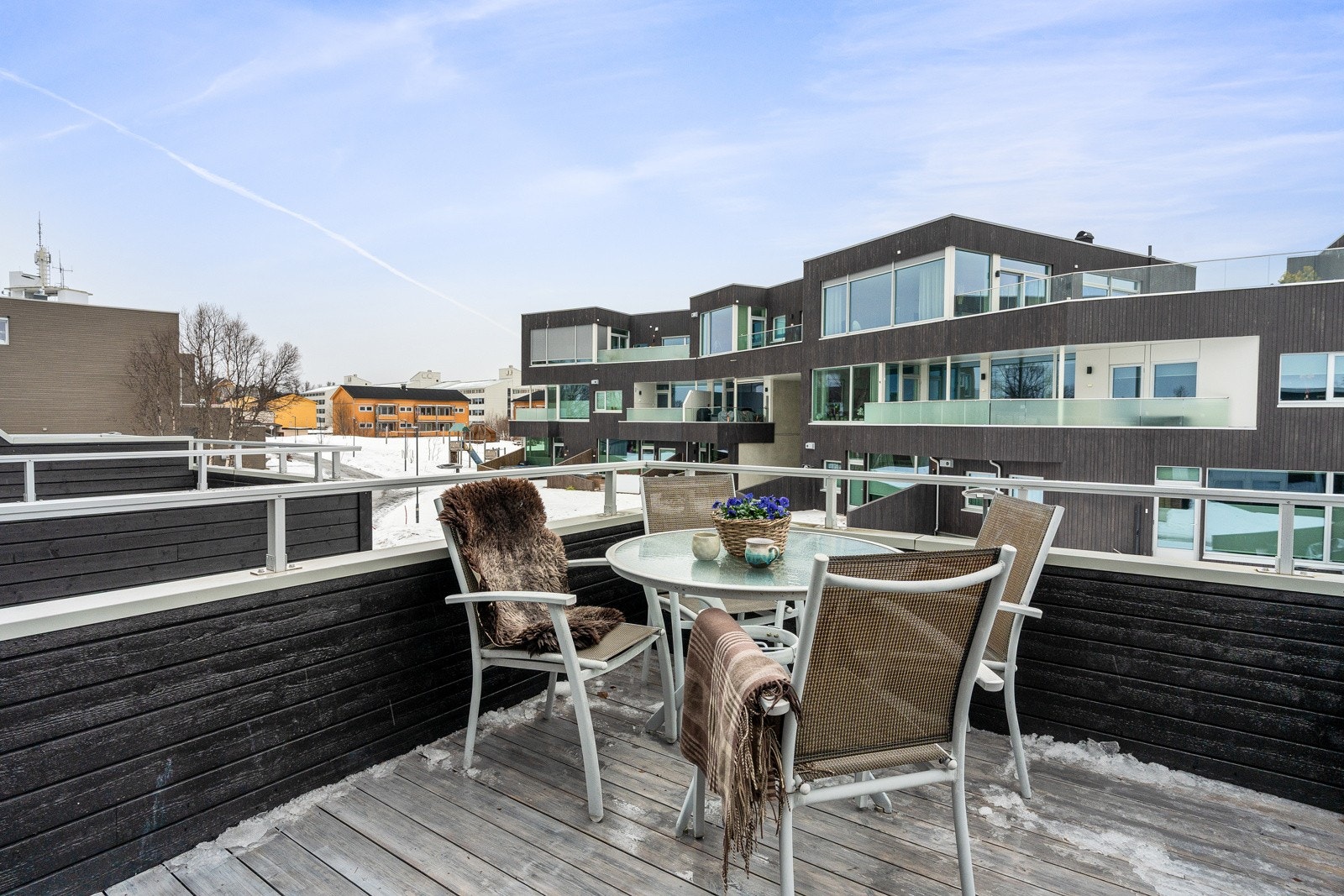 Morgen-/formiddagssolen kan du nyte på den nordvendte balkongen med utgang fra kjøkkenet.