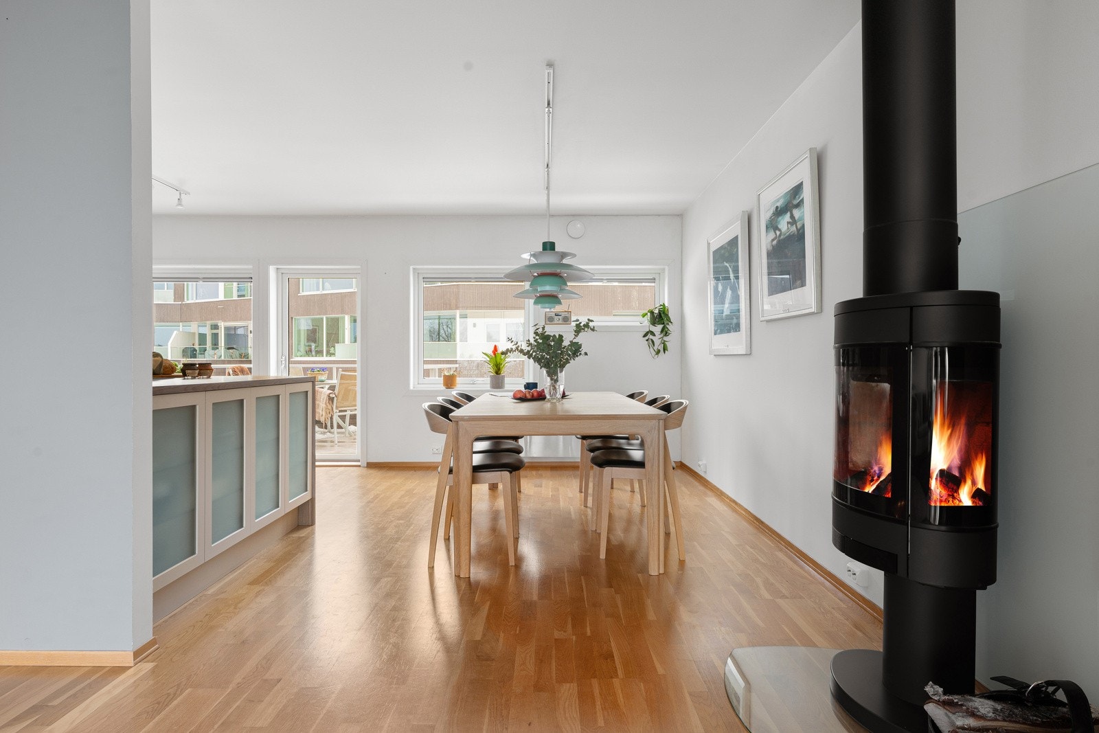 En flott familiebolig med to garasjeplasser, solrike uteområder og attraktiv beliggenhet på toppen av Tromsøya!