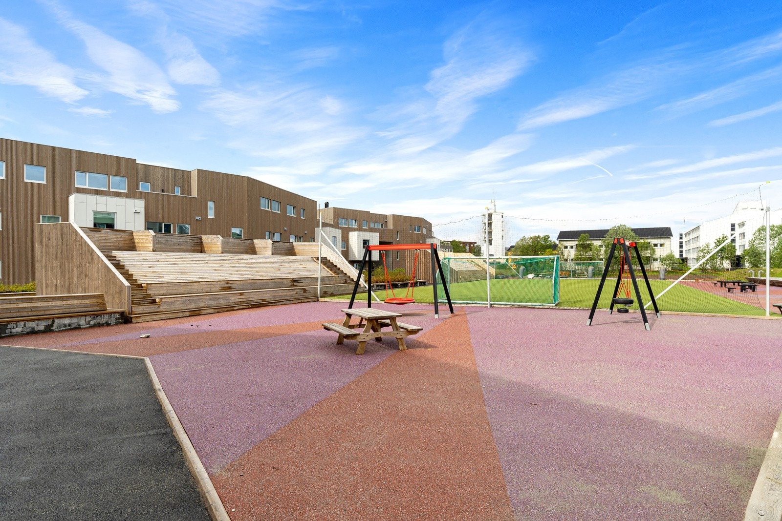 Det er felles volleyballbane, kunstgressbane og lekeplass for de minste barna i nabolaget