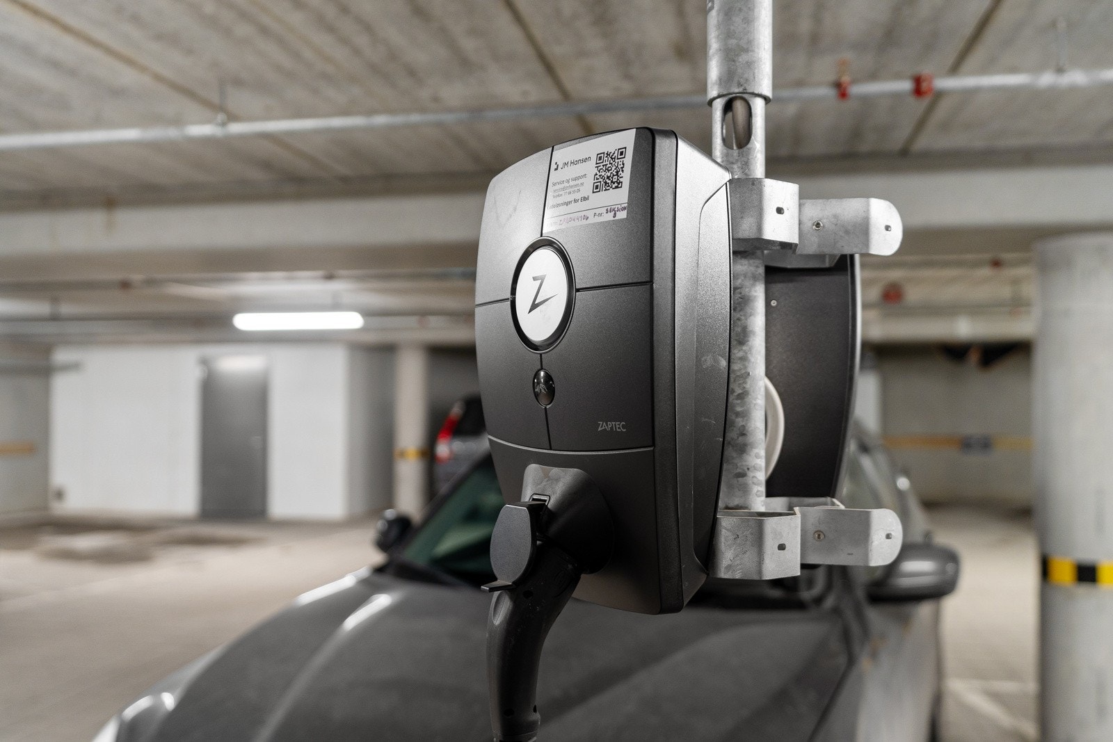 Begge garasjeplassene har ladeboks for elbil!