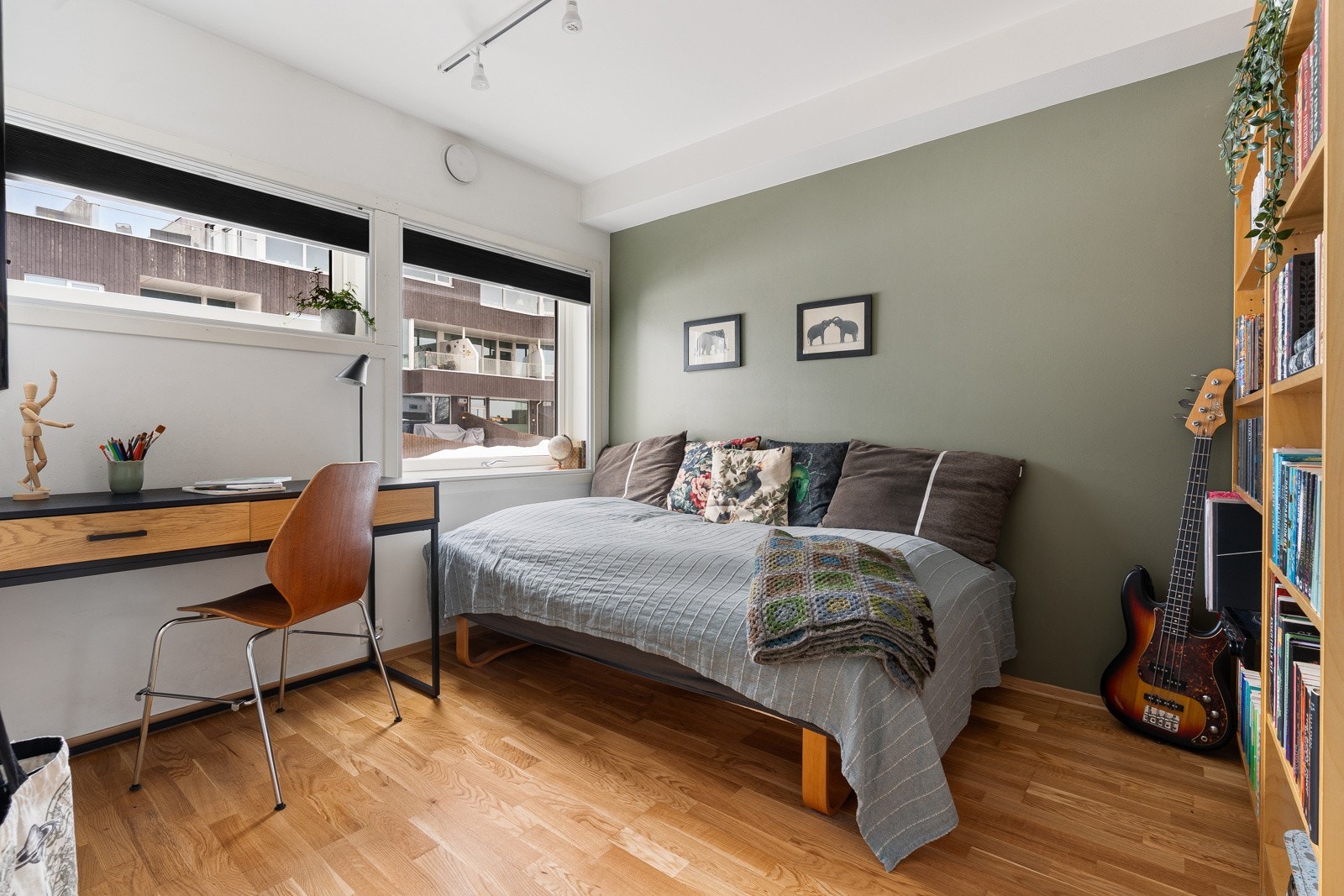 Soverom 2 med parkettgulv og malte veggoverflater