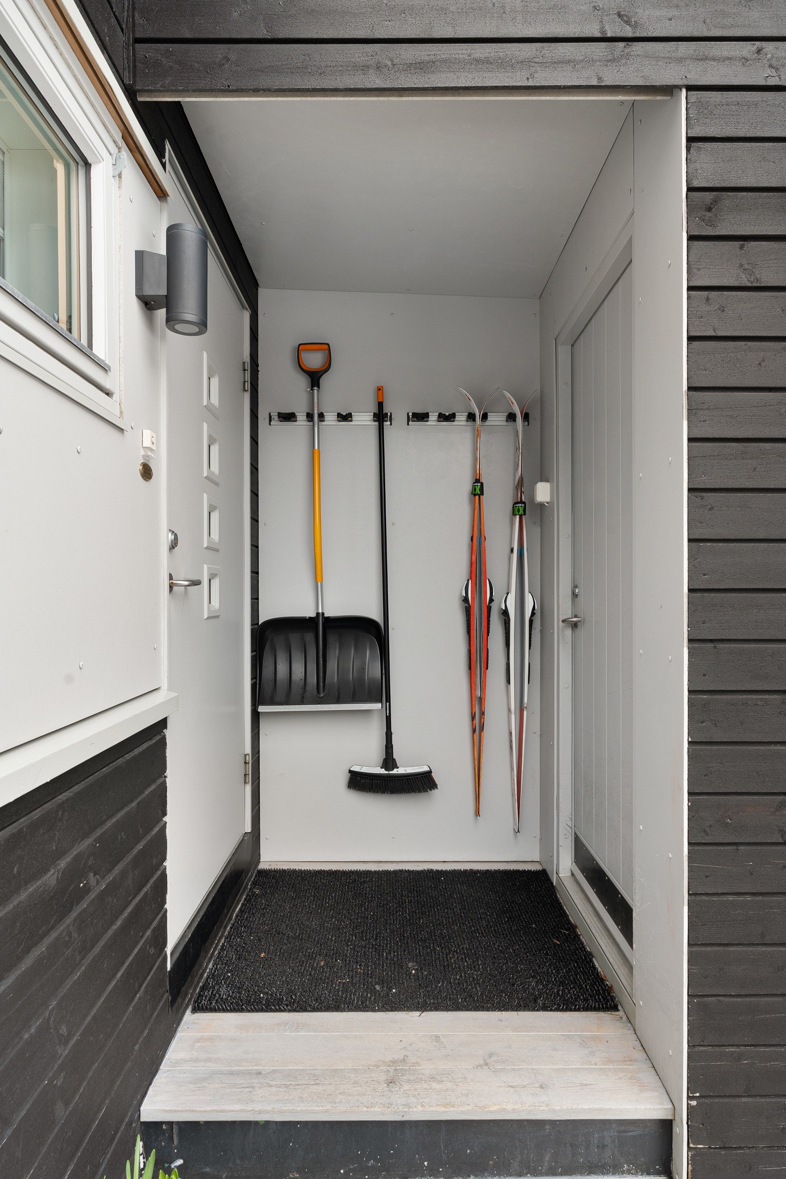 Takoverbygd inngangsparti med adkomst til sportsbod.