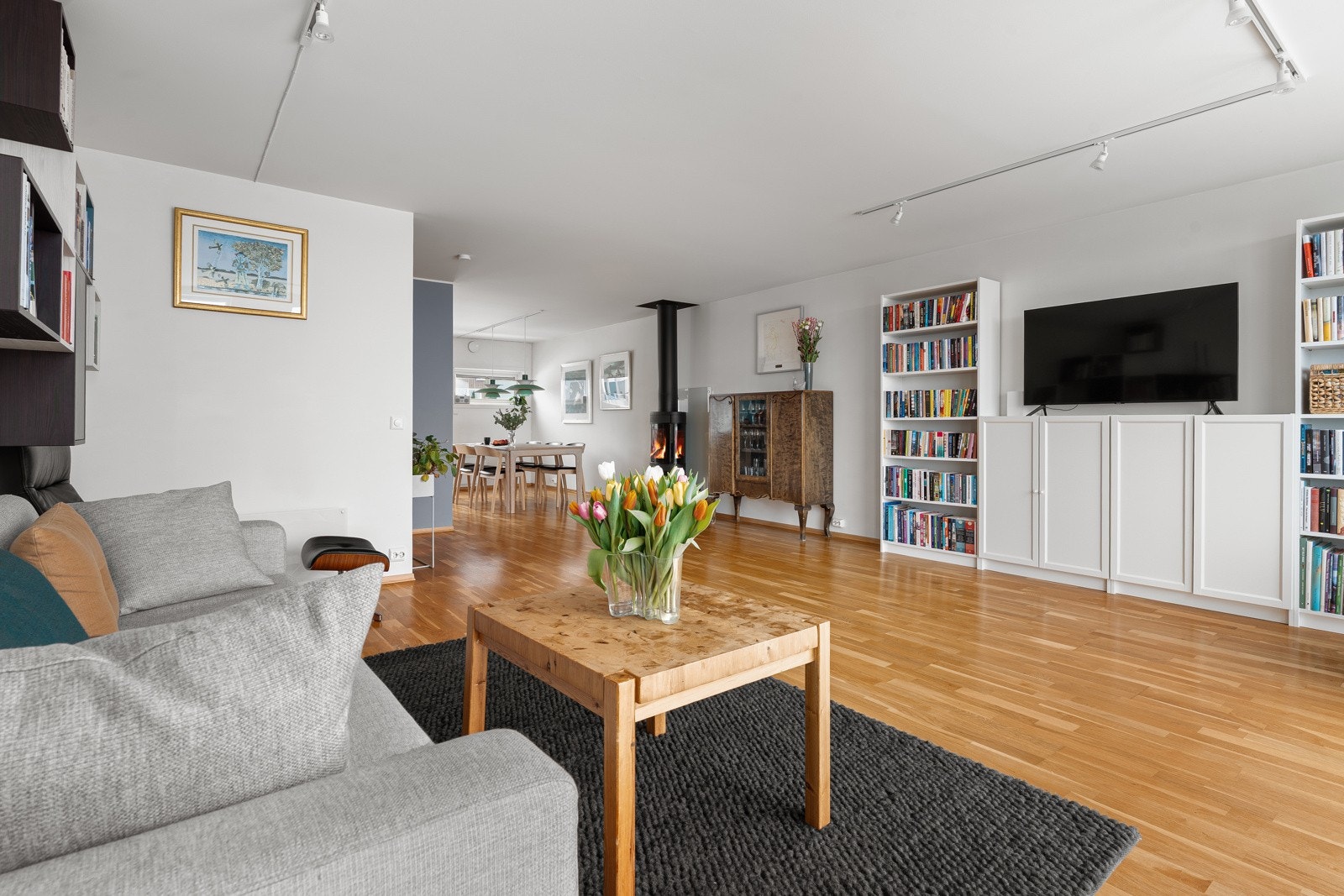 Stue og kjøkken er i andre plan, og sammen skaper de et fantastisk allrom for hele familien!