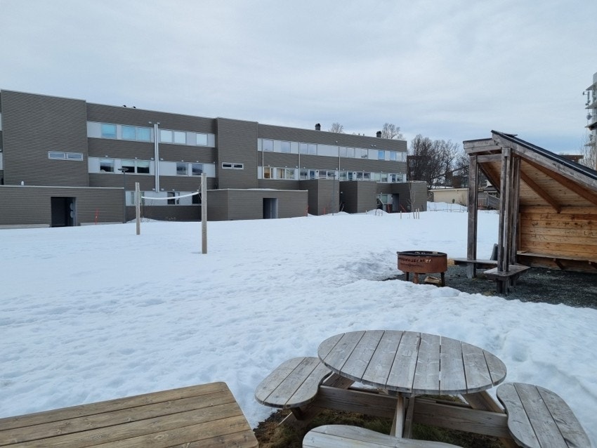 Felles gapahuk og sittebenker i nabolaget - til stor glede for hele familien!