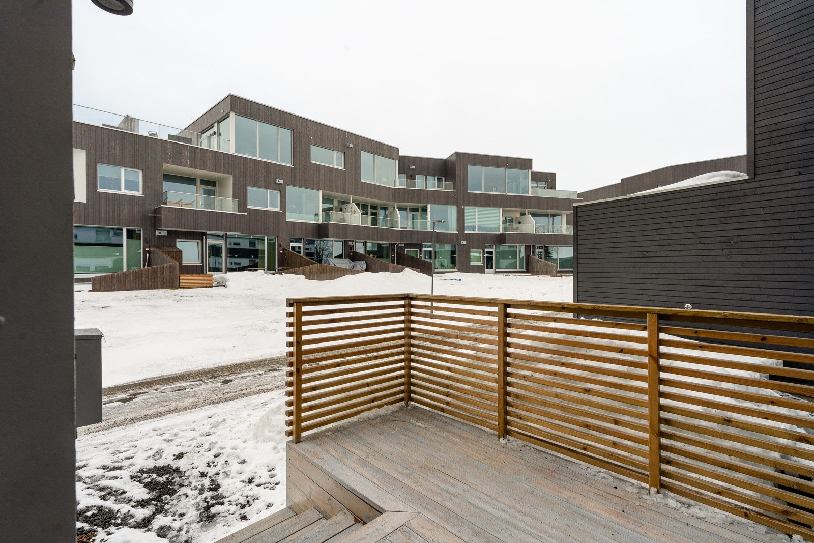 Det er en stor terrasse ved inngangspartiet.