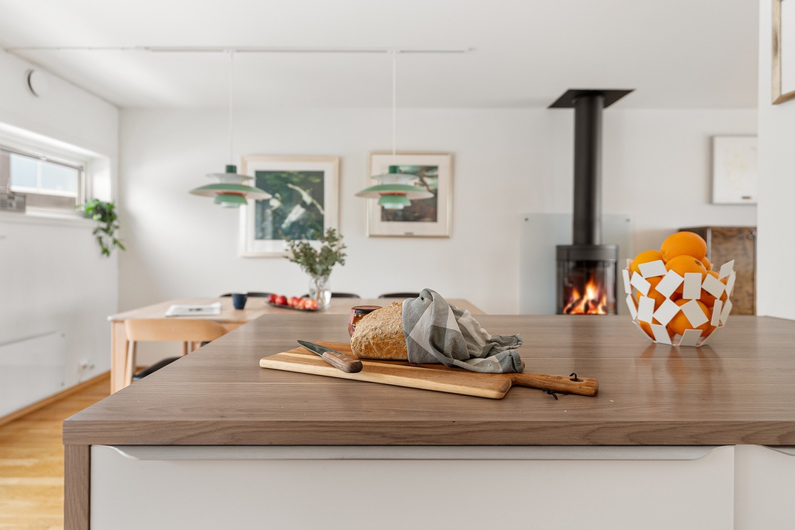 Kjøkkenet har et tidløst design med moderne preg