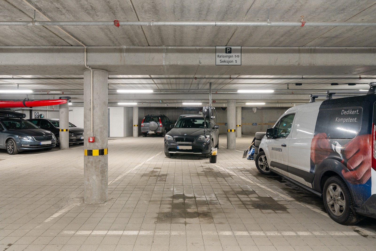 Det medfølger ikke bare én, men to garasjeplasser!