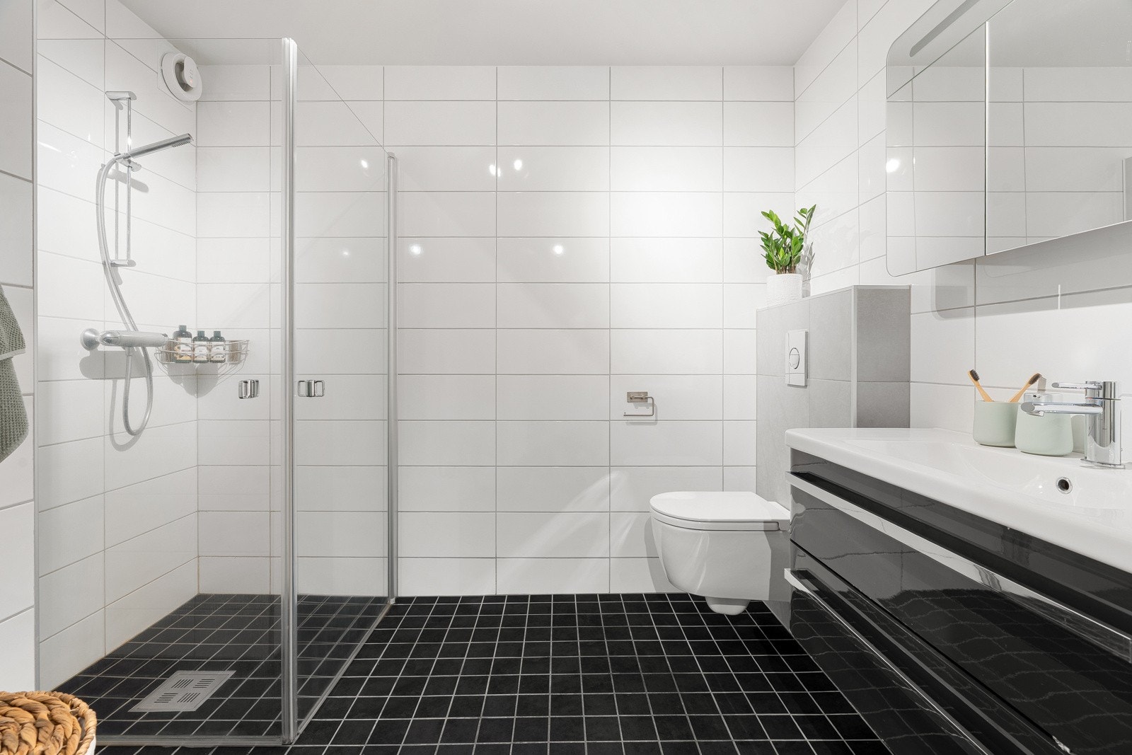 Boligen har to flislagte bad/wc og separat vaskerom i samme etasje.