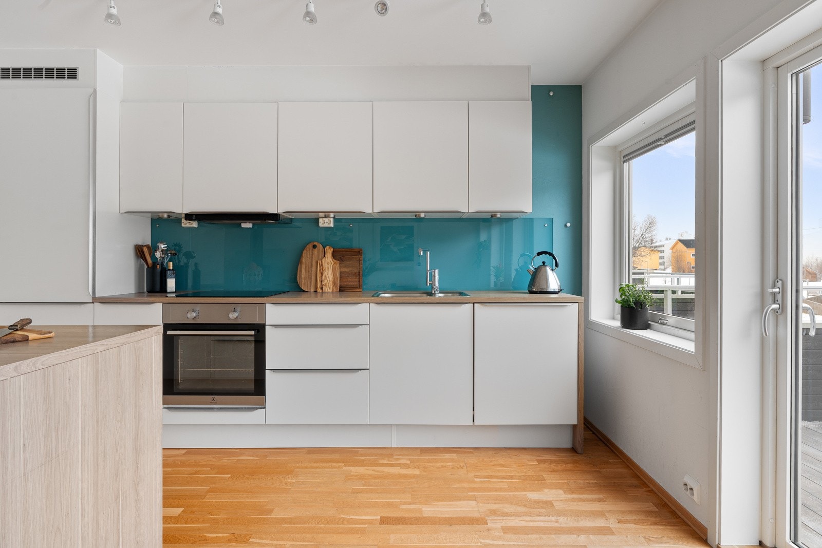 Kjøkkenet har god belysning som sikrer fine arbeidsforhold