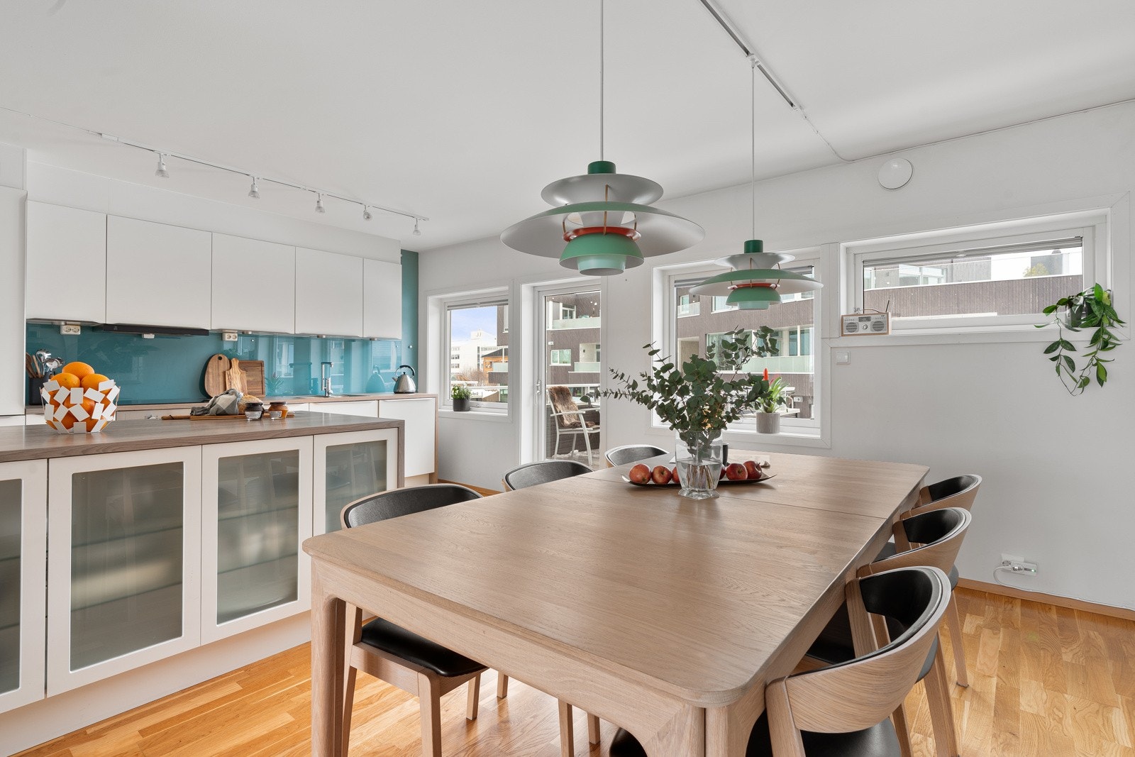 Spiseplassen har en naturlig plass ved kjøkkenet, med direkte utgang til balkong