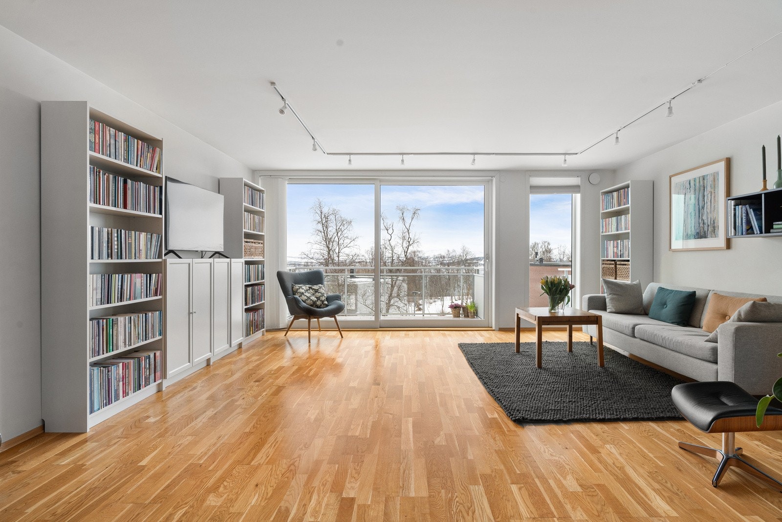 Boligen er totalrenovert i 2014 og har gjennomgående moderne farge- og materialevalg over det hele