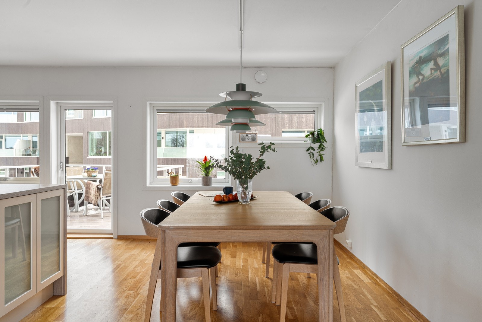 Her er det god plass til langbord, hvor man kan samles til middager med venner og familie