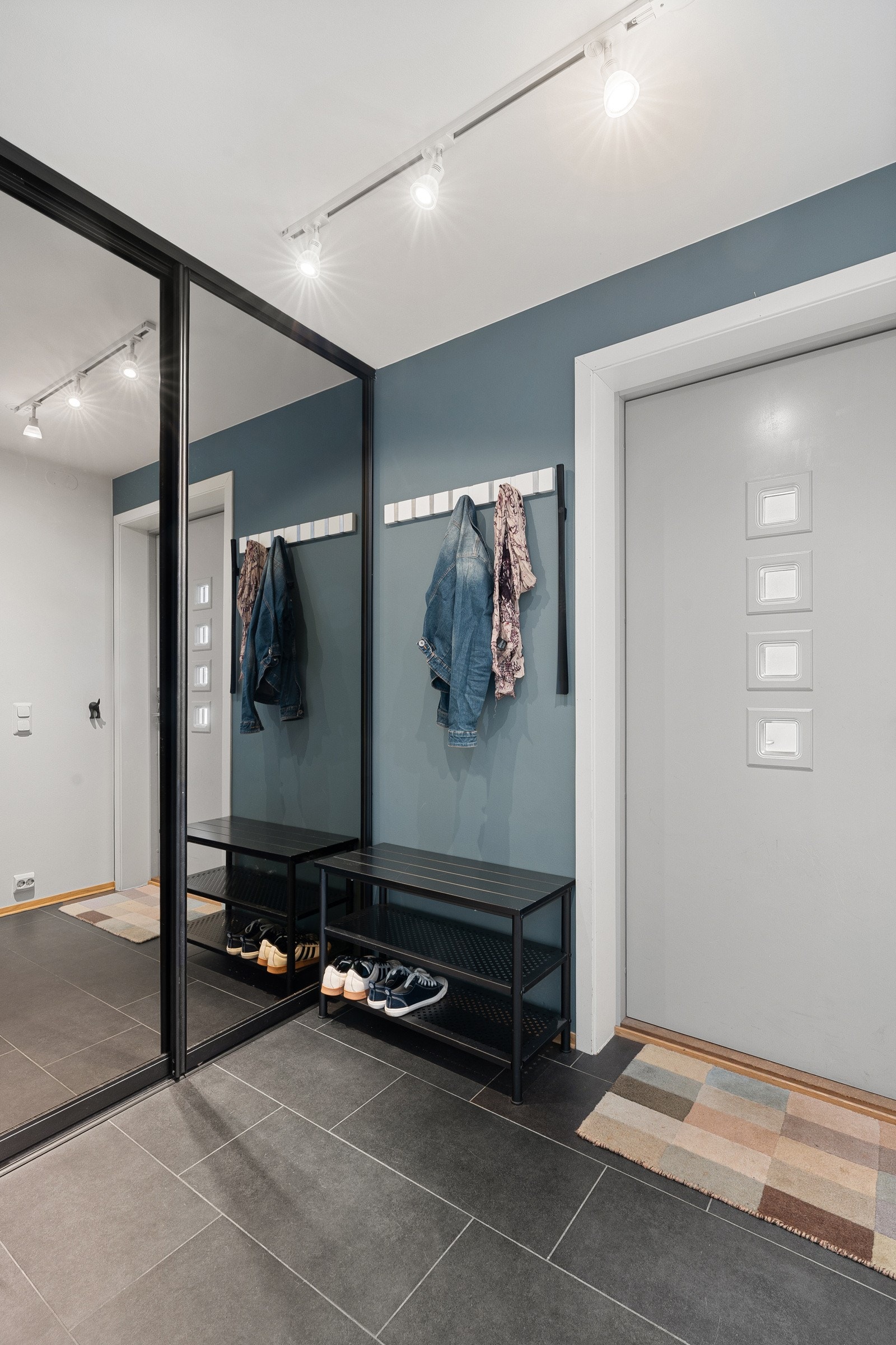 Entréen er romslig og har god plass til kommode eller skoskap