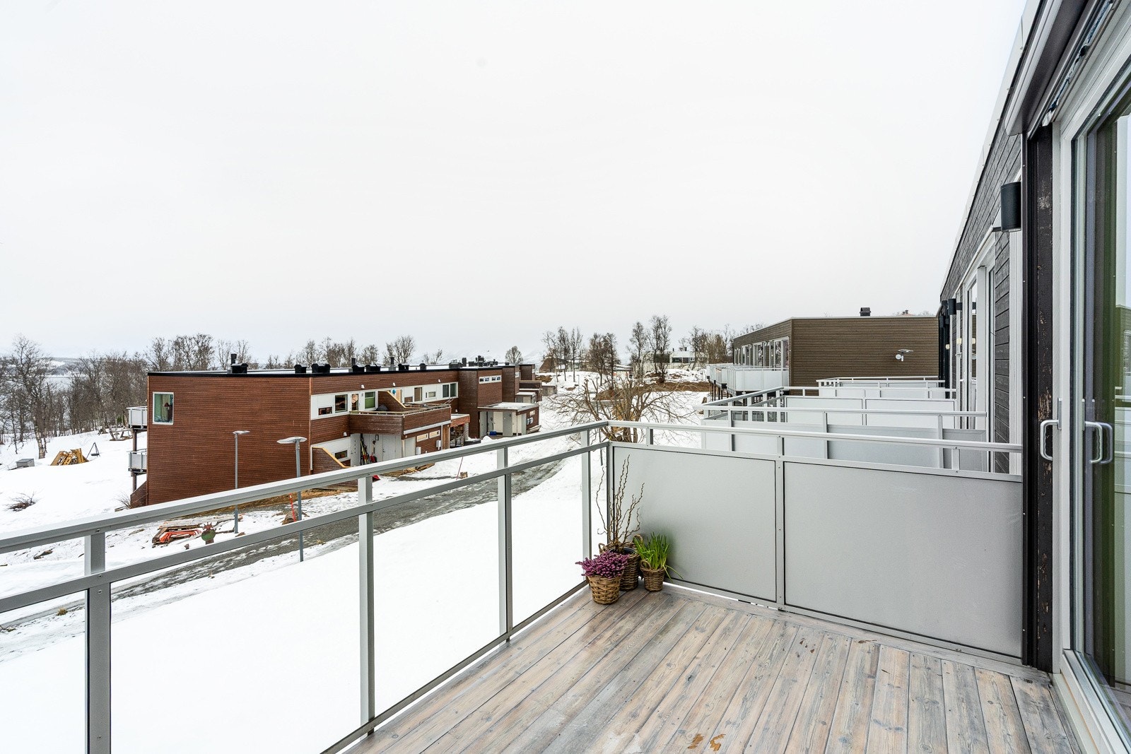 Fra stue er det utgang til en vestvendt balkong på ca. 8 kvm. Her kan du nyte de gode solforholdene hele ettermiddagen og utover mot kvelden