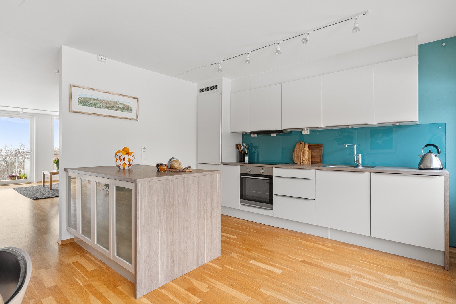 Kjøkkenet er avskjermet fra stuedelen. Pent kjøkken med integrerte hvitevarer fra 2023-24