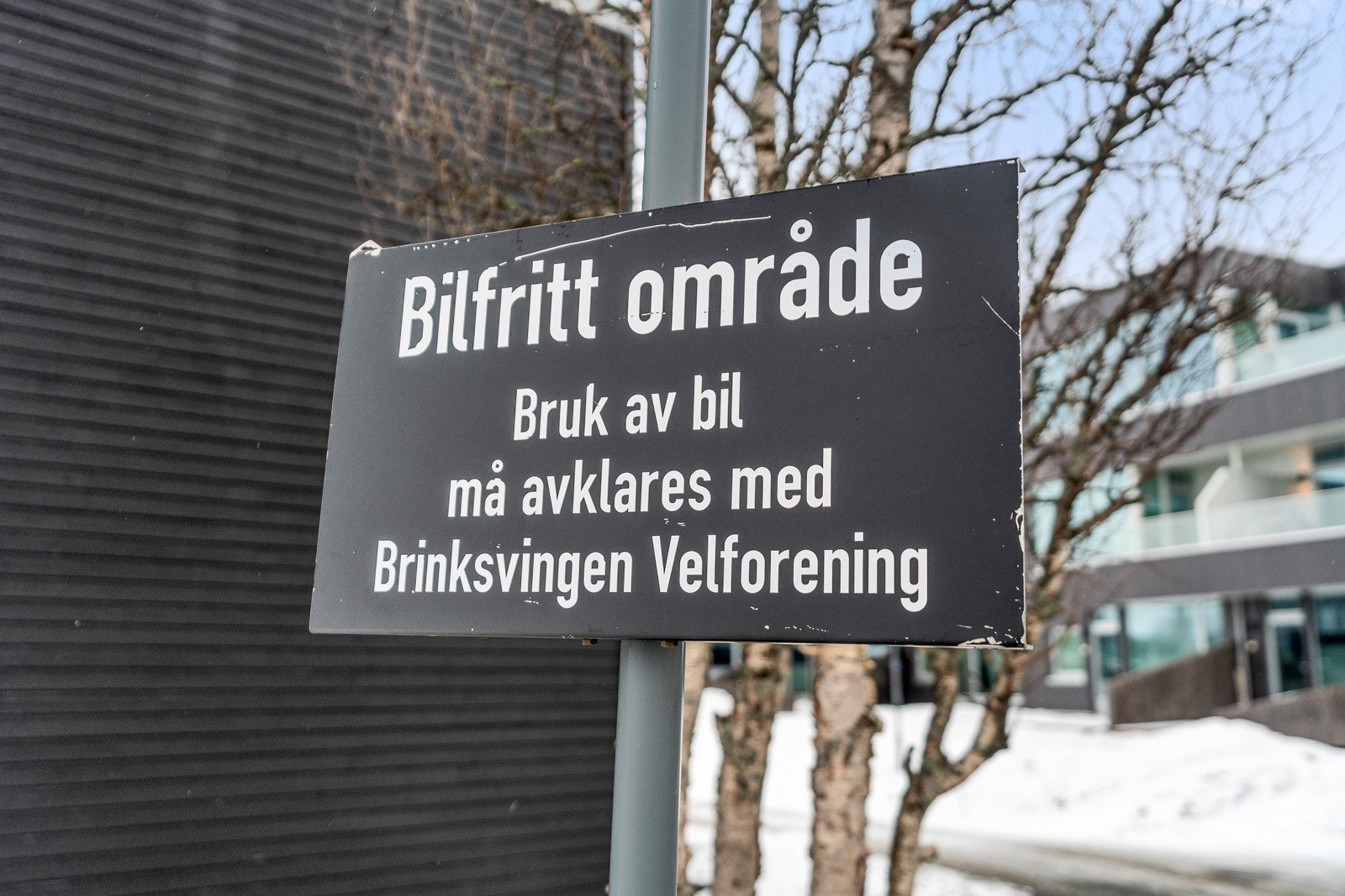 Meget barnevennlig beliggenhet i et bilfritt område. Det er kort vei til skole, barnehage og flotte turområder