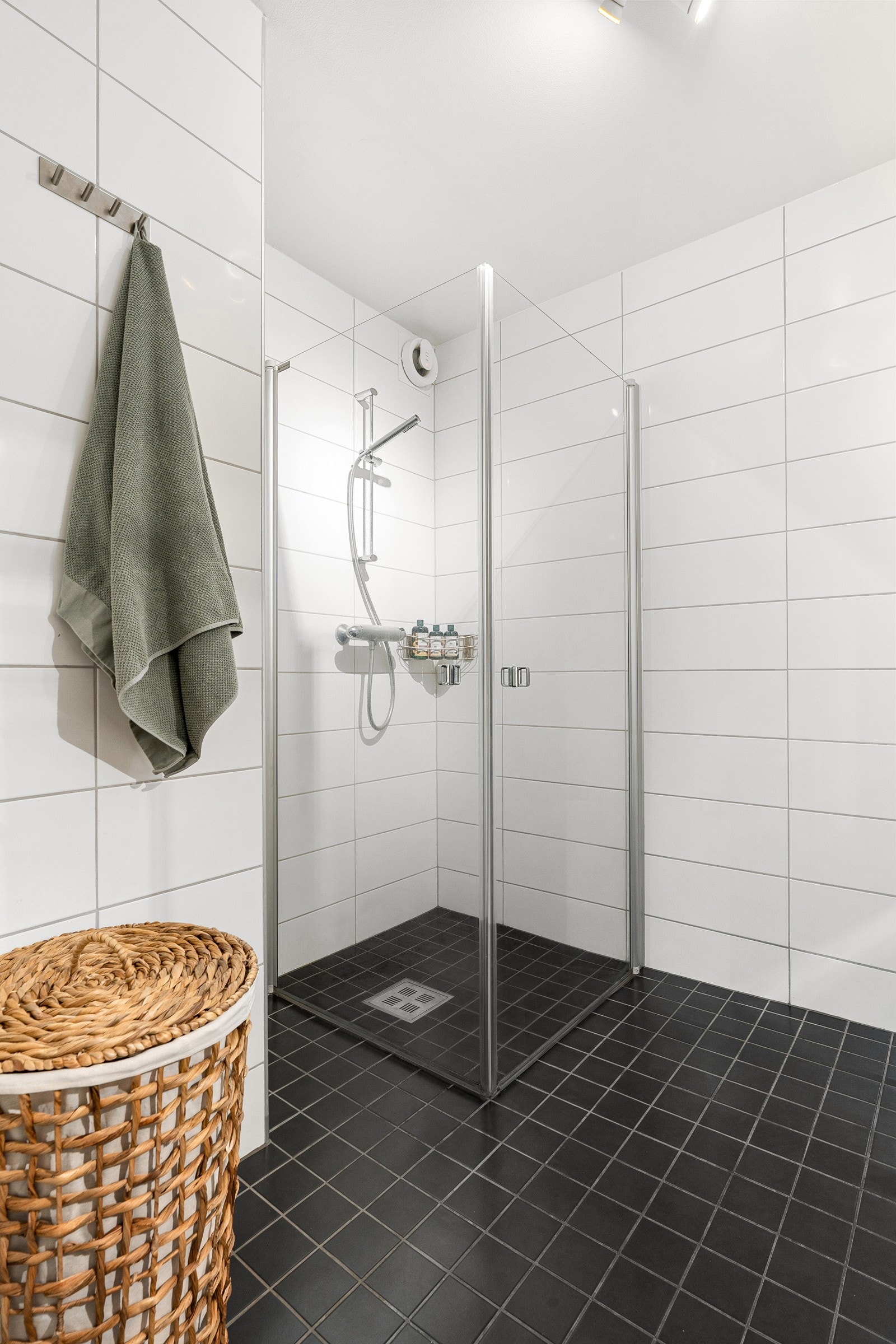 Dusjhjørne med innfellbare glassdører