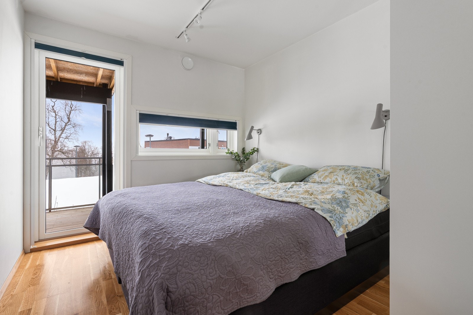 Boligen har tre fine soverom - alle i første etasje! Hovedsoverom med skyvedørsgarderobe og utgang til balkong