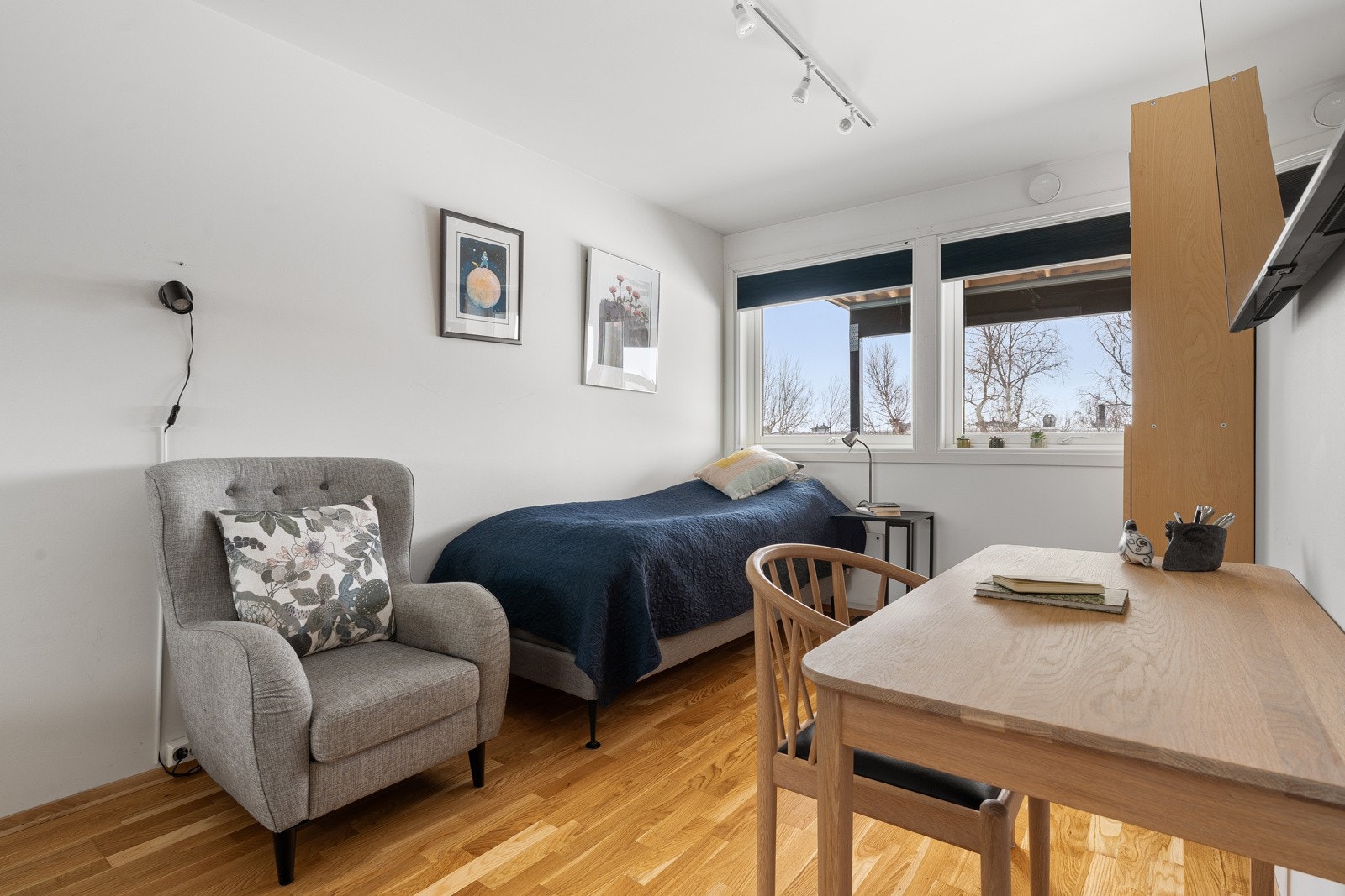 Soverom 3 har også parkettgulv og vegger malt i lyse farger.