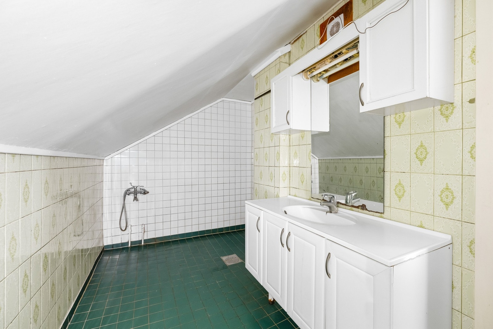 Badet har en eldre utførelse og fremstår med behov for oppgradering for å tilfredsstille dagens krav til standard, funksjonalitet og våtromsløsninger. Galleribilde