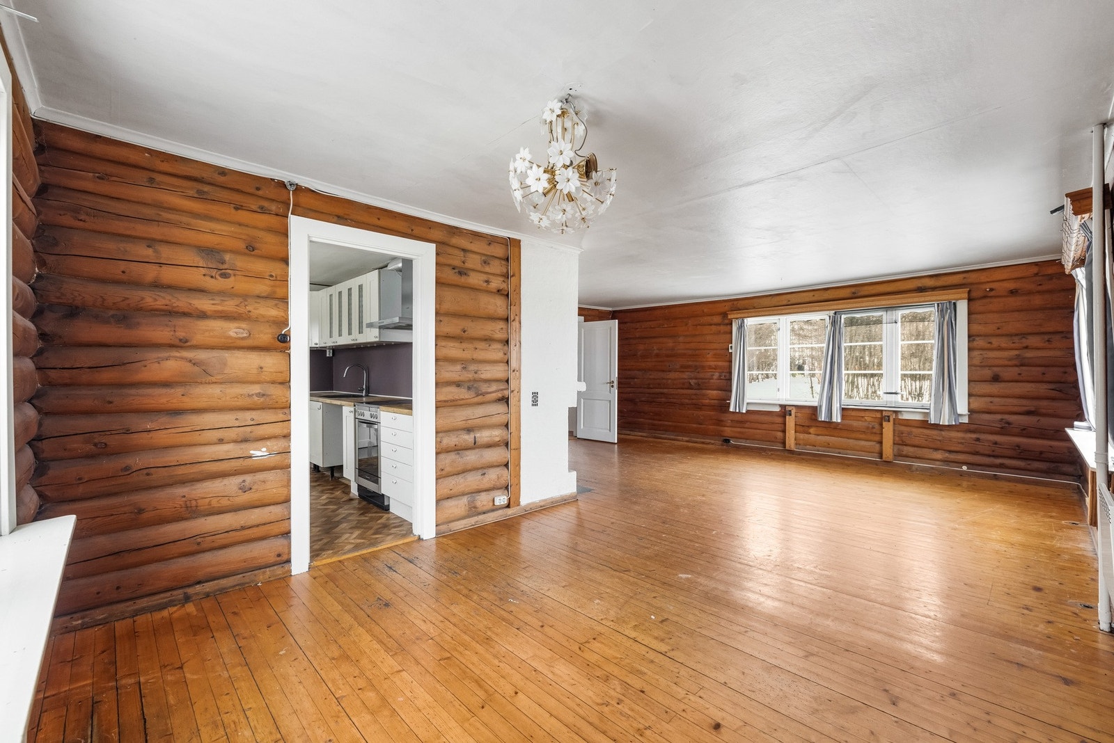 Rommet har et tydelig potensial for modernisering, og kan utvikles til et svært trivelig oppholdsrom tilpasset dagens behov og stil. Galleribilde