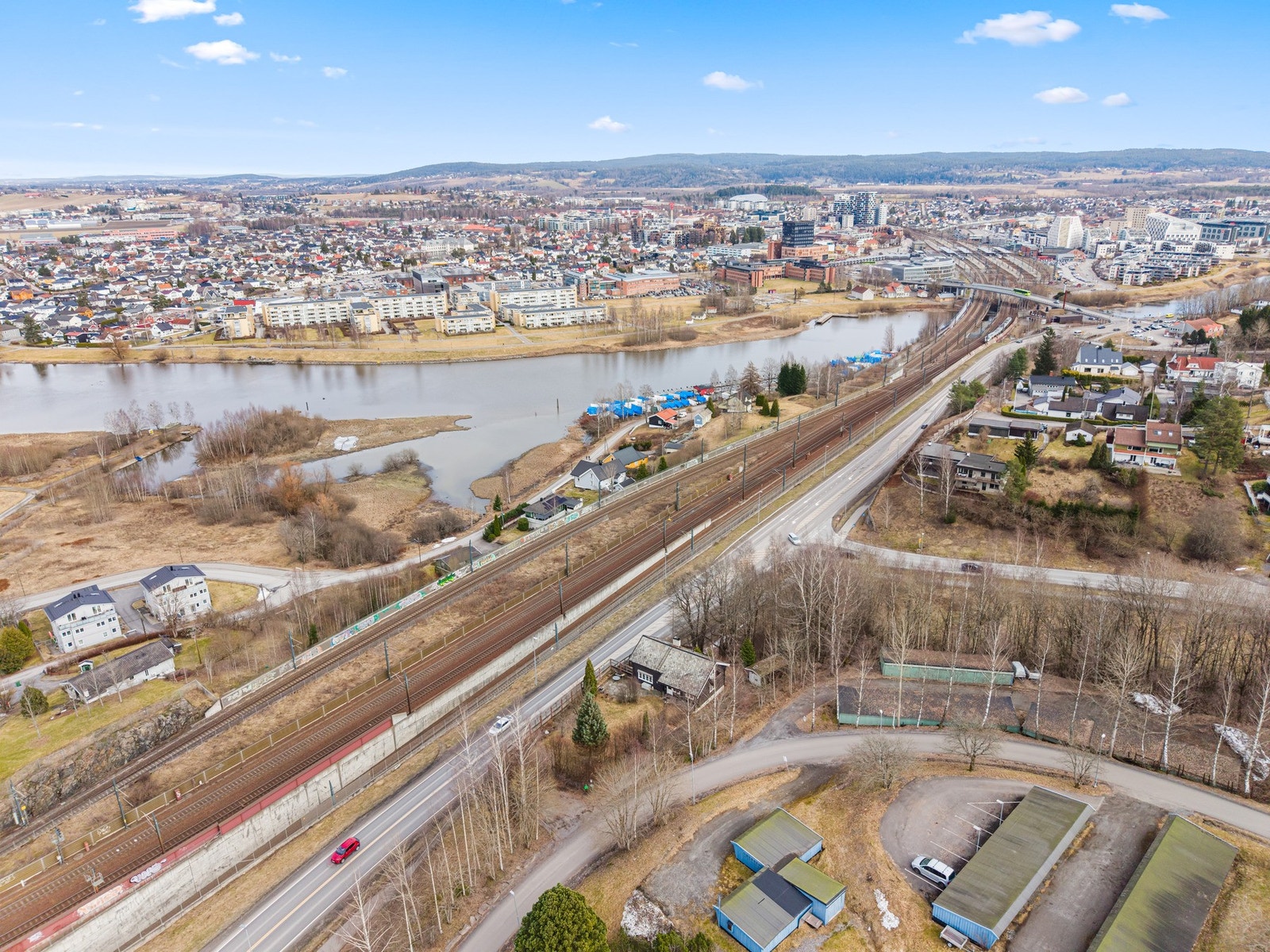 Sommeren kan nytes ved populære badeplasser som Nebbursvollen Friluftsbad og idylliske Myrdammen. Galleribilde