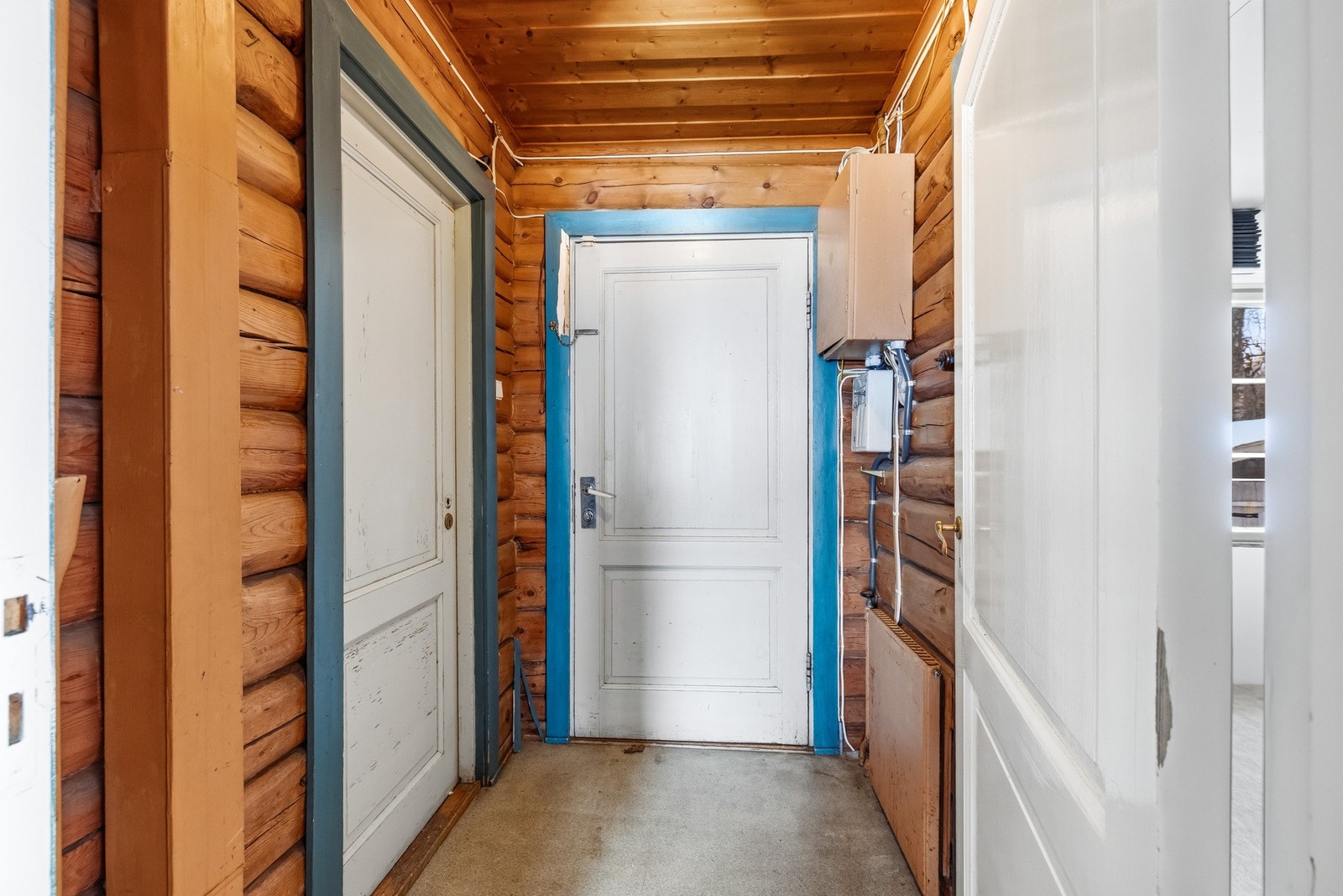 Du ønskes velkommen via en hyggelig entré med plass til oppbevaring av yttertøy og sko. Galleribilde