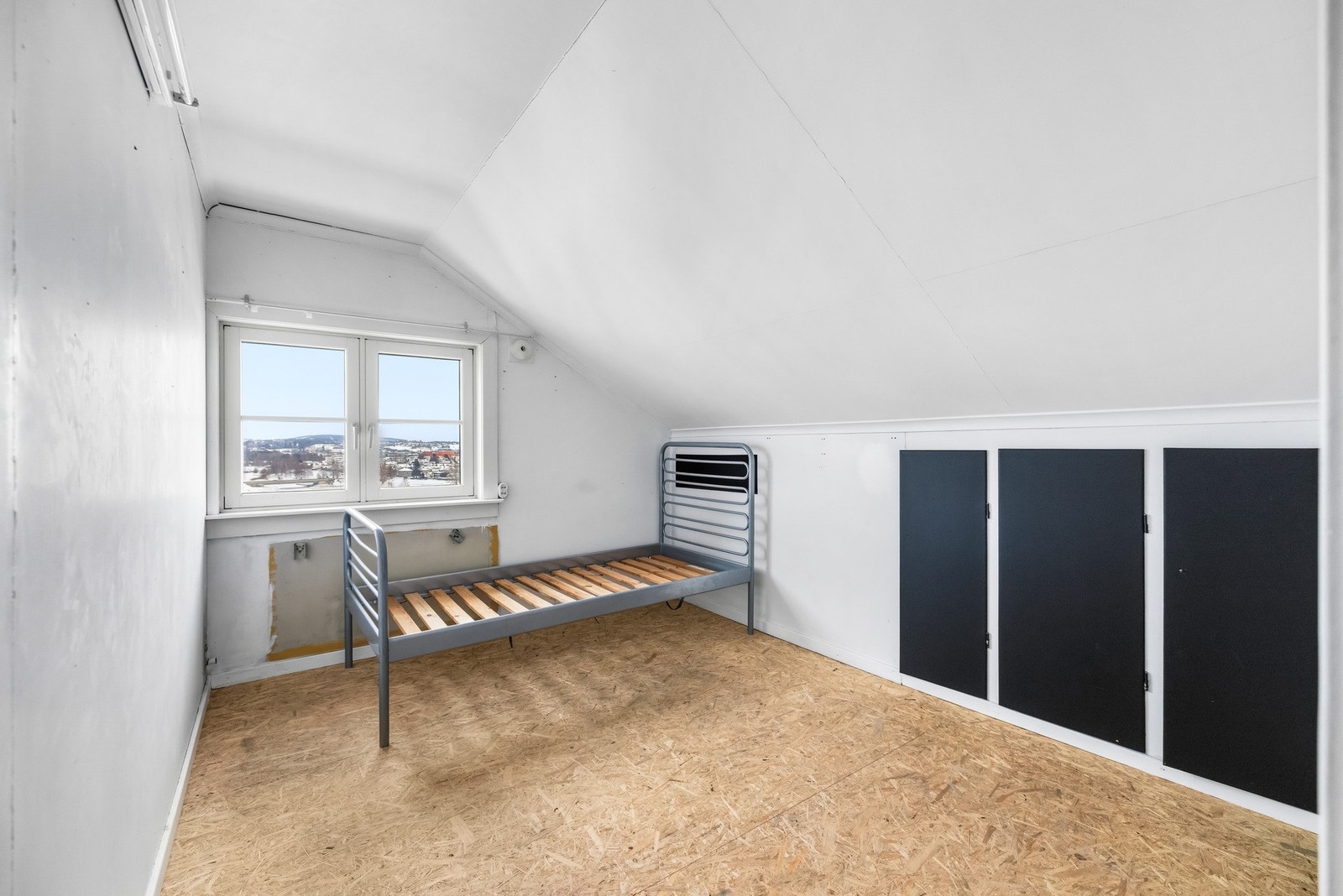 (Soverom 4) Soverommene har varierende størrelse og fremstår som fleksible rom som kan benyttes til barnerom, gjesterom, kontor eller andre funksjoner. Galleribilde