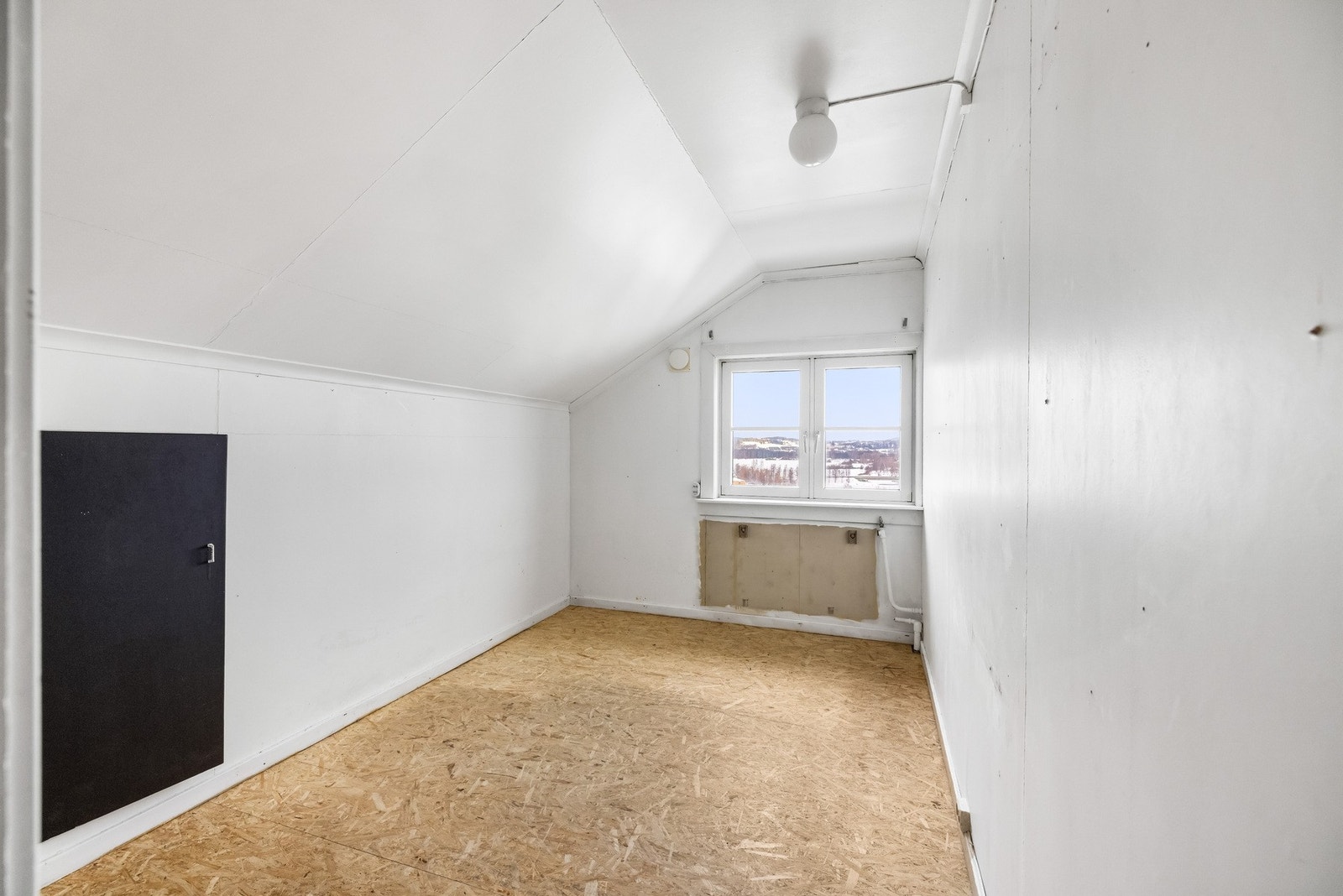 (Soverom 3) Her finner du tre soverom som samlet gir boligen en svært familievennlig planløsning med god romkapasitet. Galleribilde