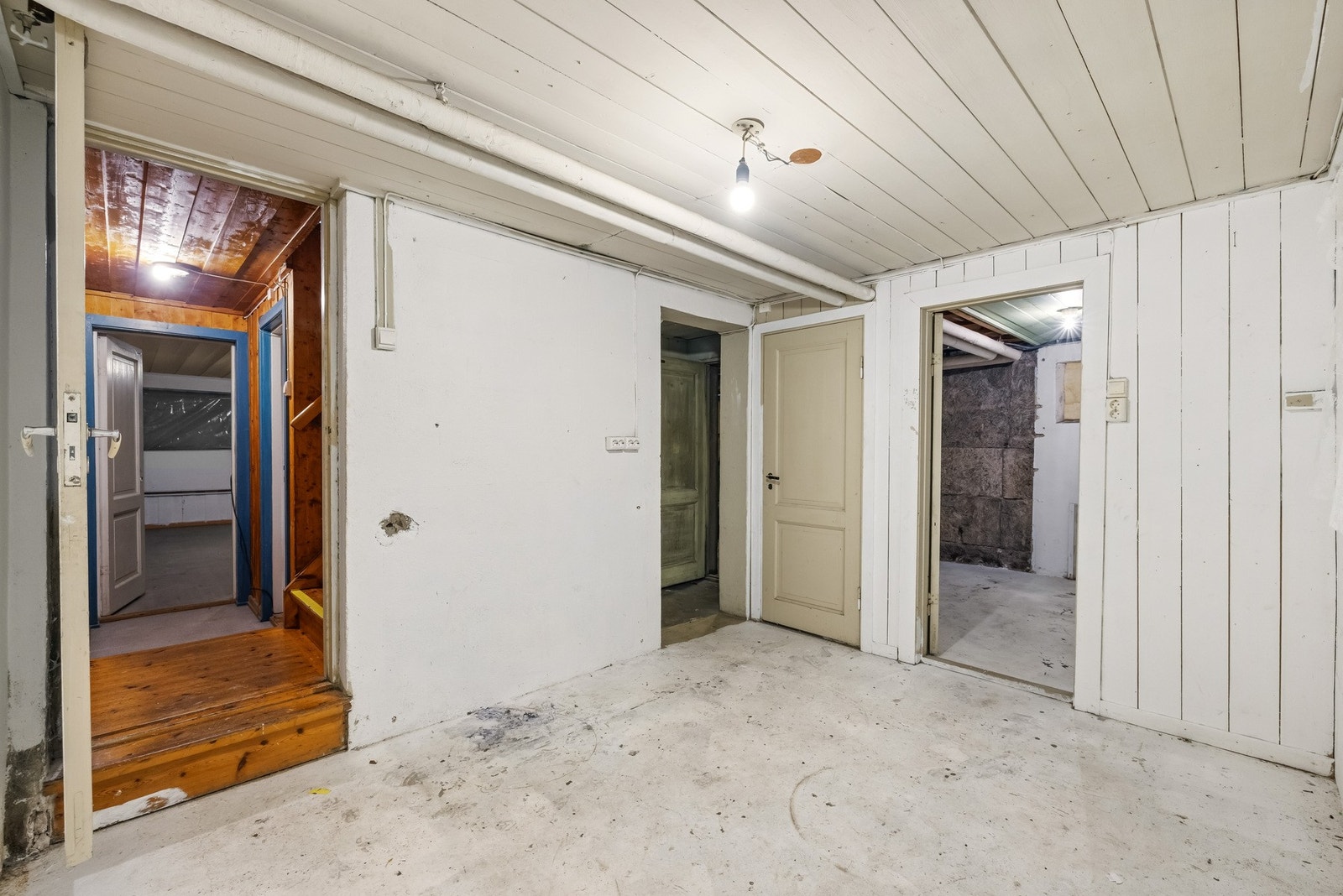 Underetasjen består av flere rom med gode lagringsmuligheter. Galleribilde