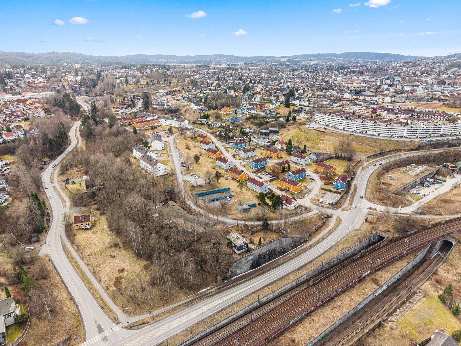 Området har svært gode kollektivforbindelser med kort vei til buss og ca. 17 minutters gange til Lillestrøm stasjon. Galleribilde