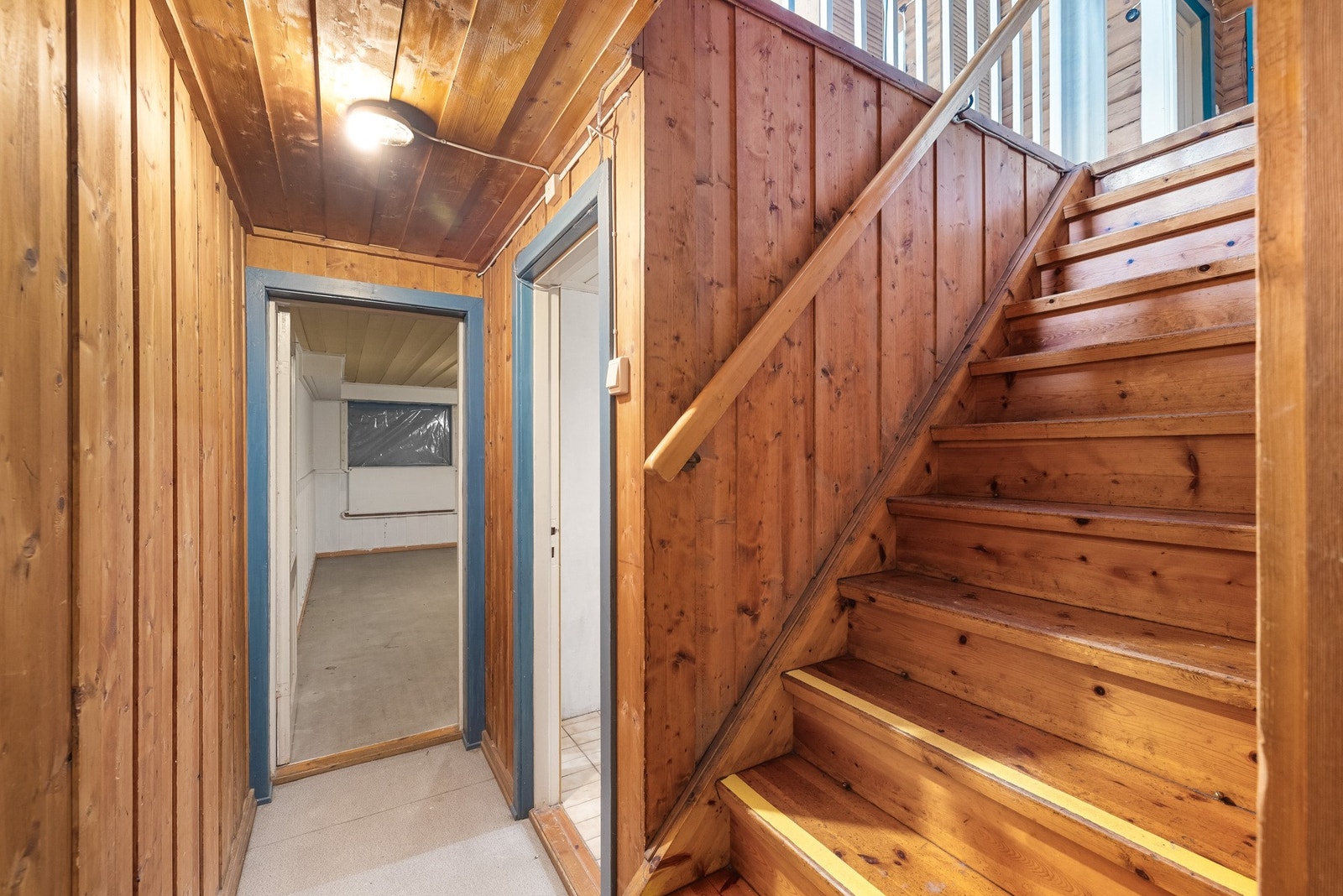 Hyggelig trapp som leder ned til etasjen. Galleribilde