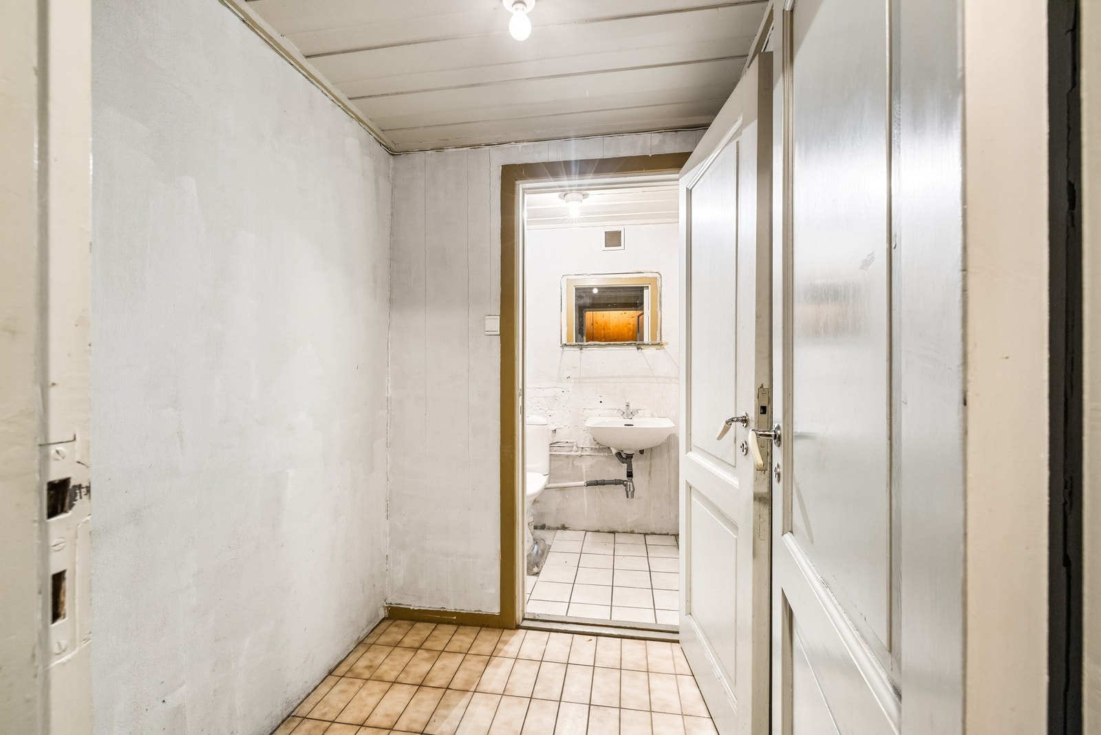 Toalettrommet har behov for oppgradering, noe som gir mulighet til å etablere et nytt bad etter egne preferanser og dagens standard. Galleribilde