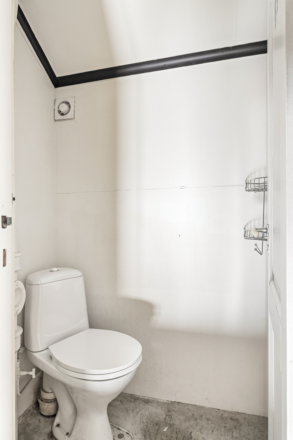 Det separate toalettrommet er funksjonelt og praktisk plassert i etasjen. Galleribilde