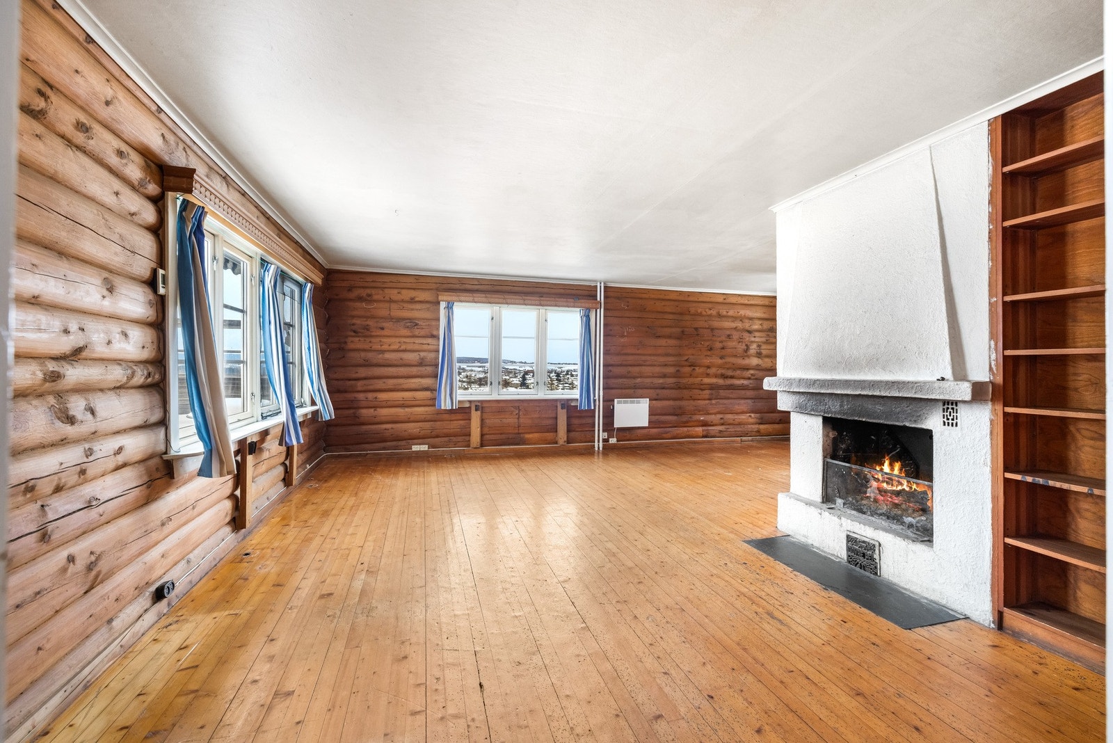 Stuen er romslig og har gode møbleringsmuligheter, med plass til både sofagruppe og sosiale soner. Galleribilde