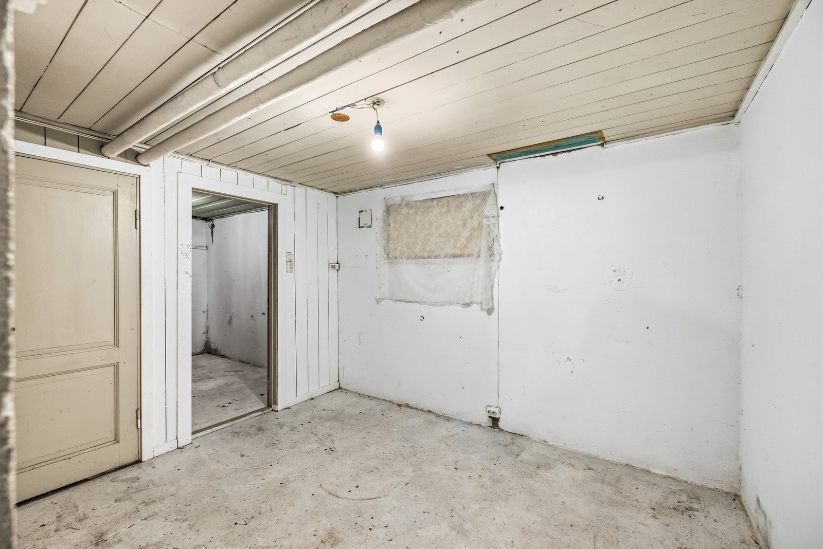 Arealet gir plass til oppbevaring av sesongutstyr, verktøy og annet, og utgjør et praktisk supplement til boligens øvrige areal. Galleribilde