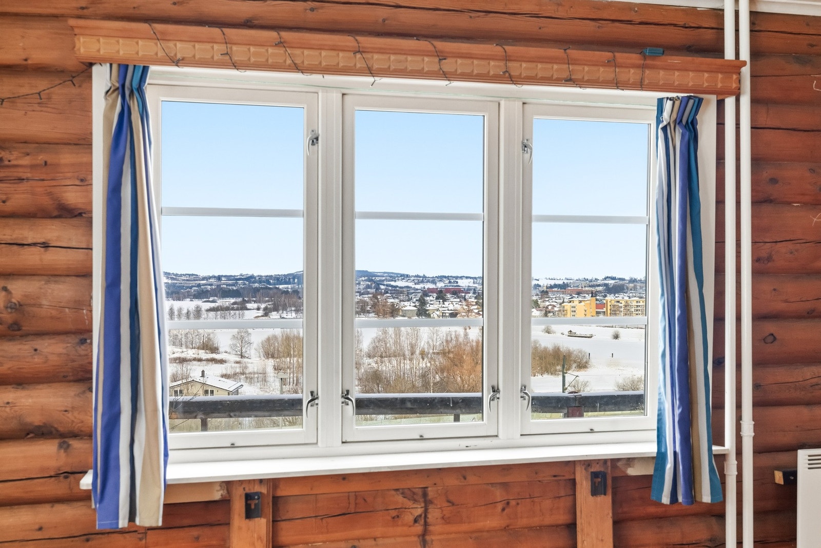 Vindusflater gir et fint lysinnslipp og bidrar til en luftig romfølelse. Galleribilde