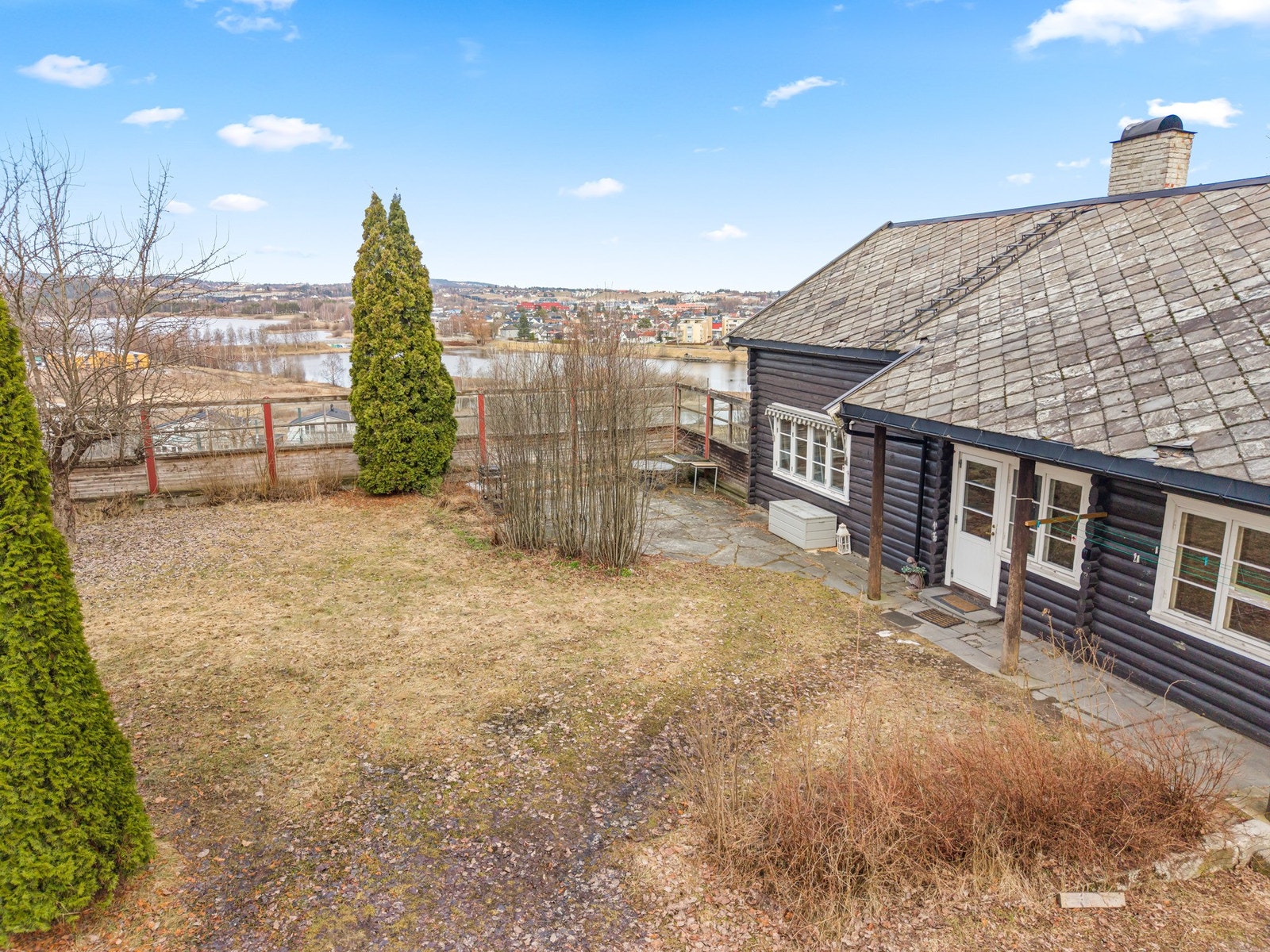 Her kan du skape et uteområde tilpasset egne ønsker, enten det er hage, terrasse eller sosiale soner. Galleribilde
