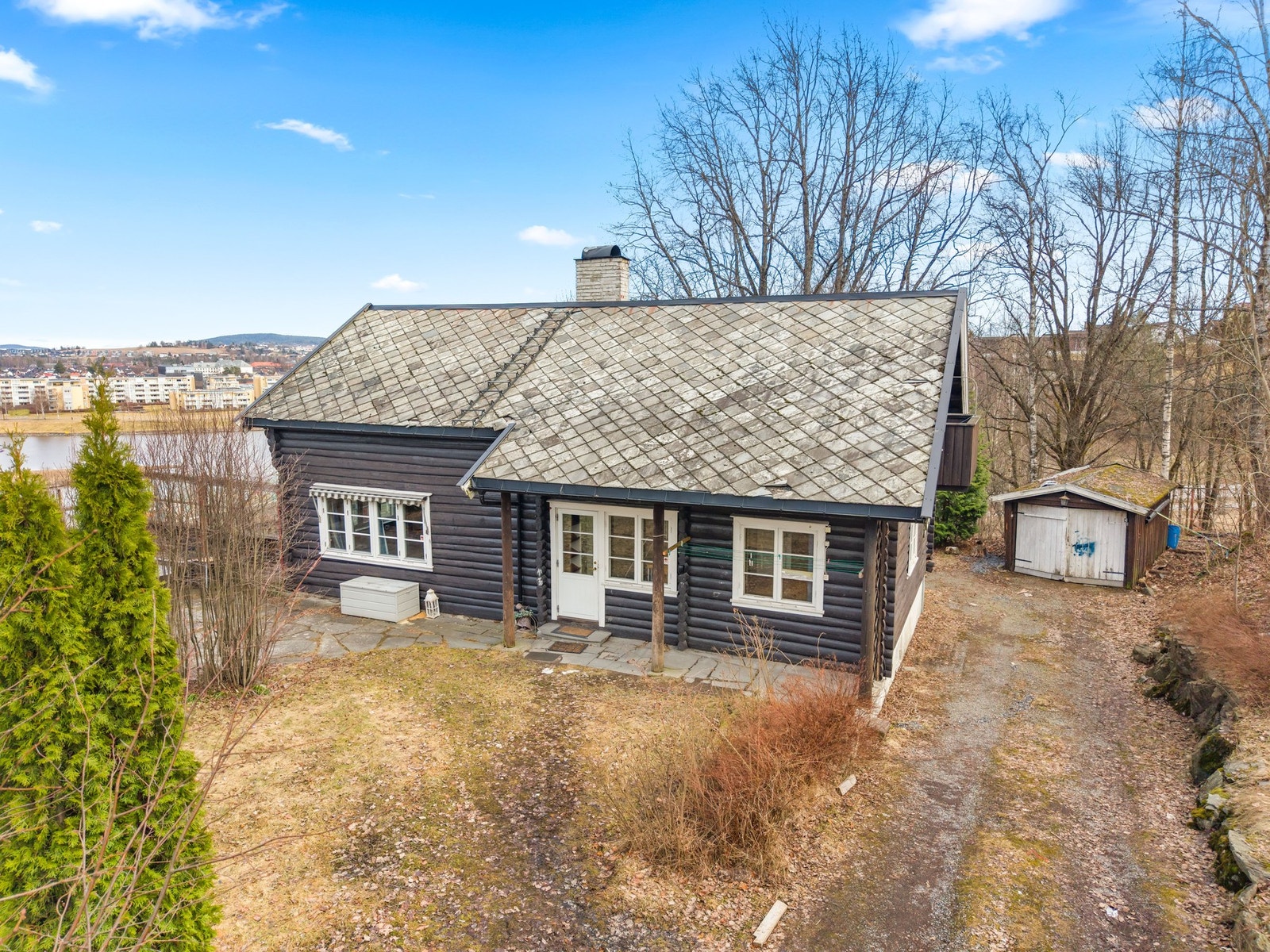 Eiendommen har en romslig tomt med gode solforhold og muligheter for å etablere hyggelige uteplasser. Galleribilde