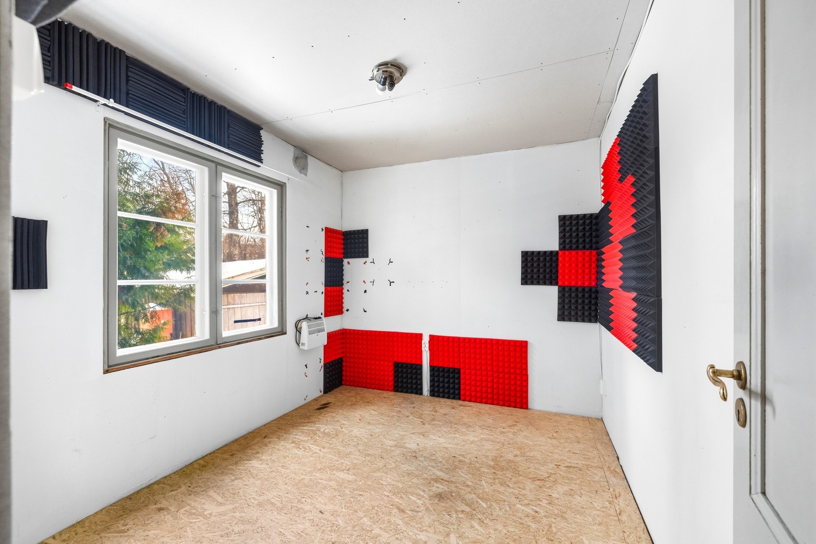 (Soverom 2) Rommene har plass til seng, garderobeløsninger og øvrig møblement, og kan enkelt tilpasses som barnerom, gjesterom eller hjemmekontor etter behov. Galleribilde