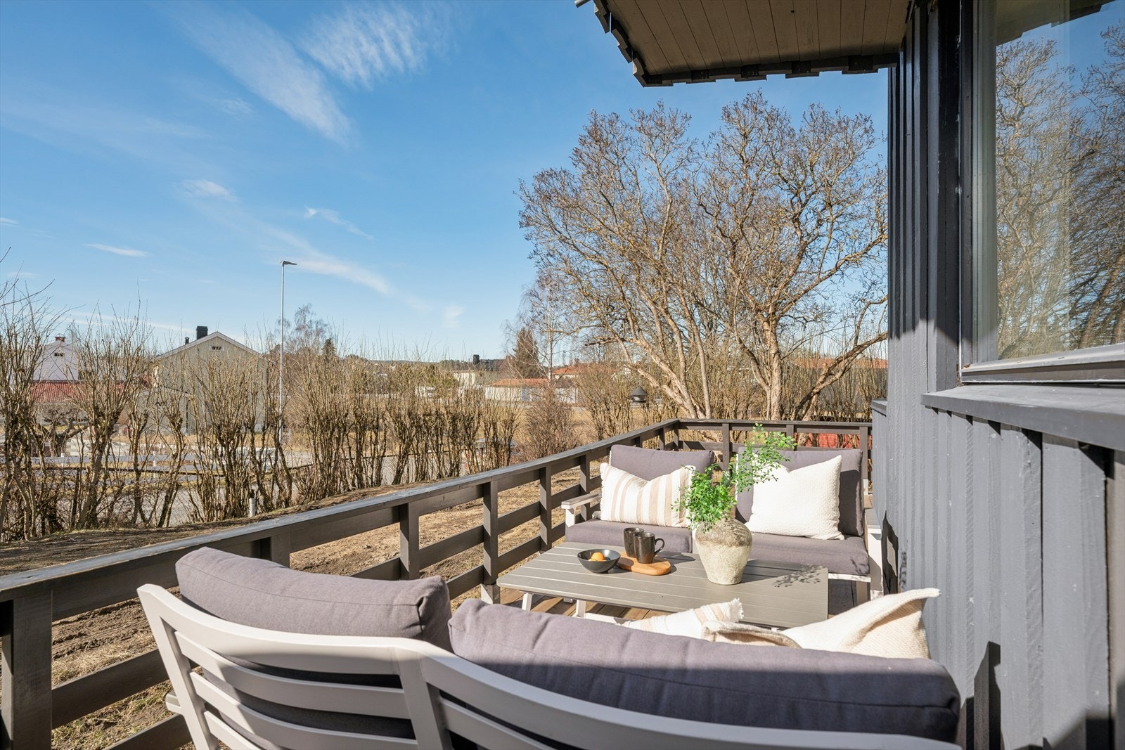 Eiet tomt på ca. 819,5 m² som er flat/skrånende og opparbeidet med plen og beplantning. Galleribilde