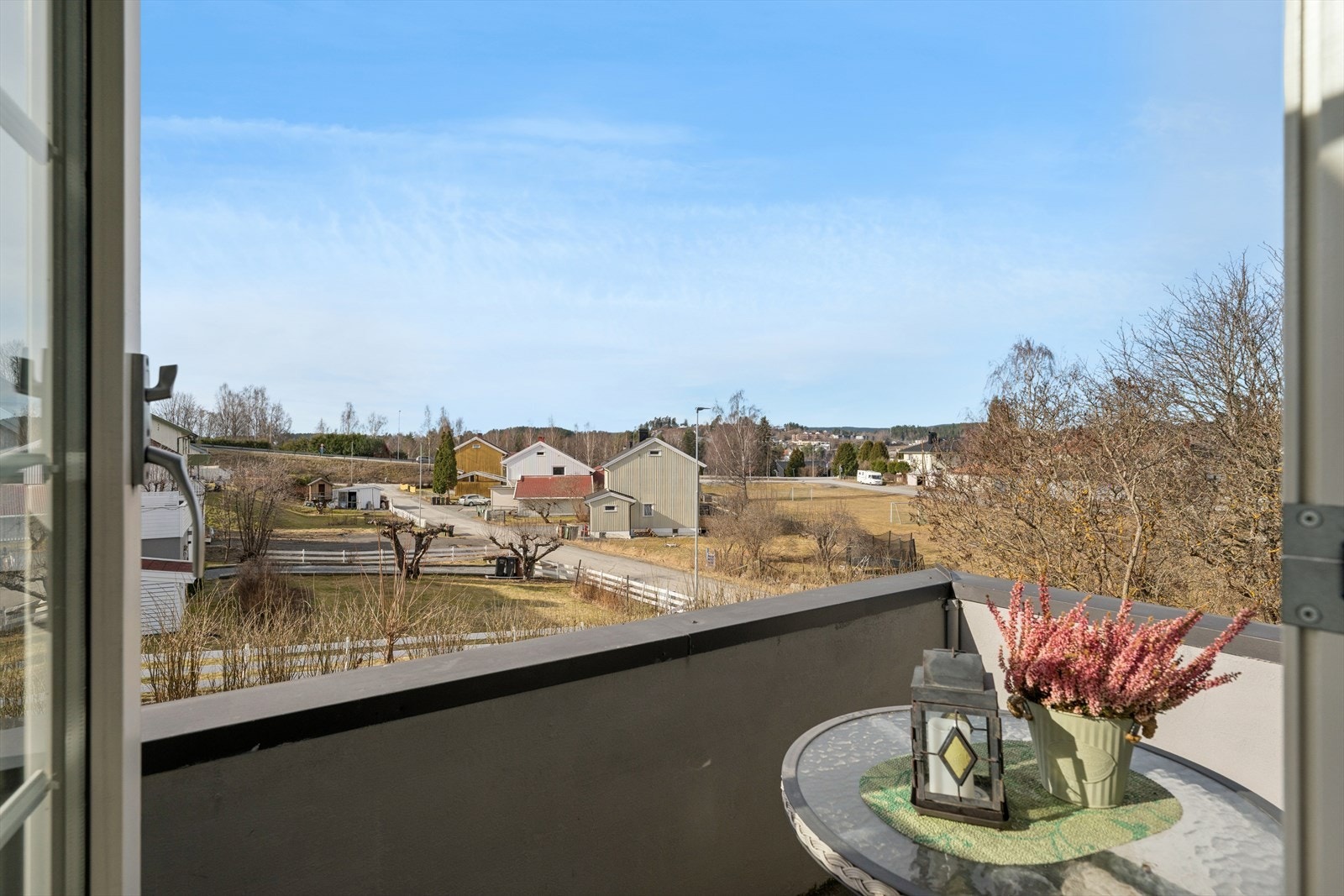 Balkong i 2. etasje vendt mot sørvest, med gode solforhold og flott utsikt. Galleribilde