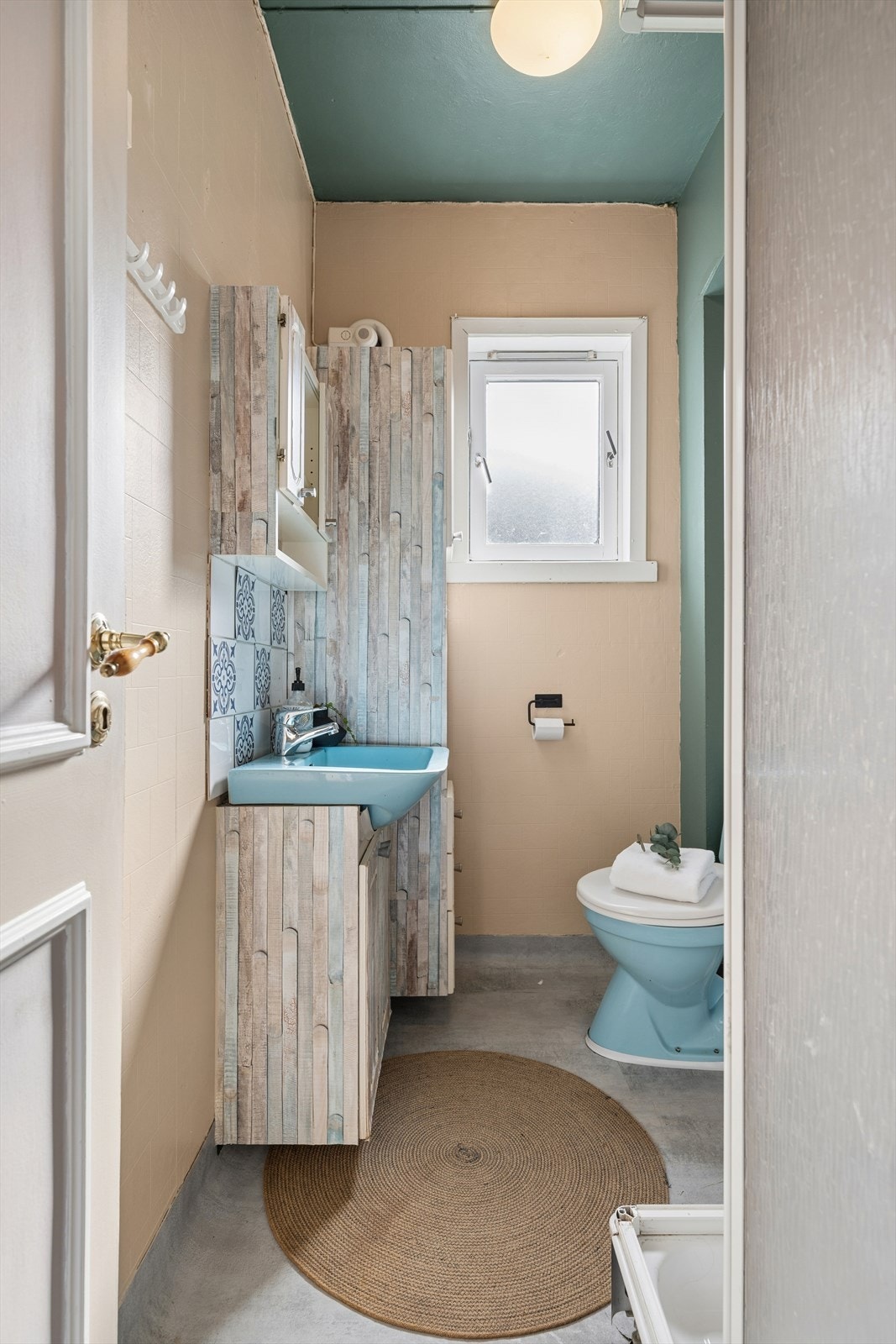 Badet i 1. etasje er av enkel standard og har behov for oppgradering. Galleribilde