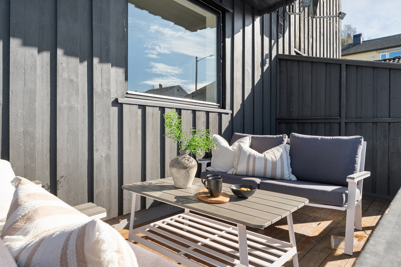 Solrik og skjermet terrasse i 1. etasje Galleribilde