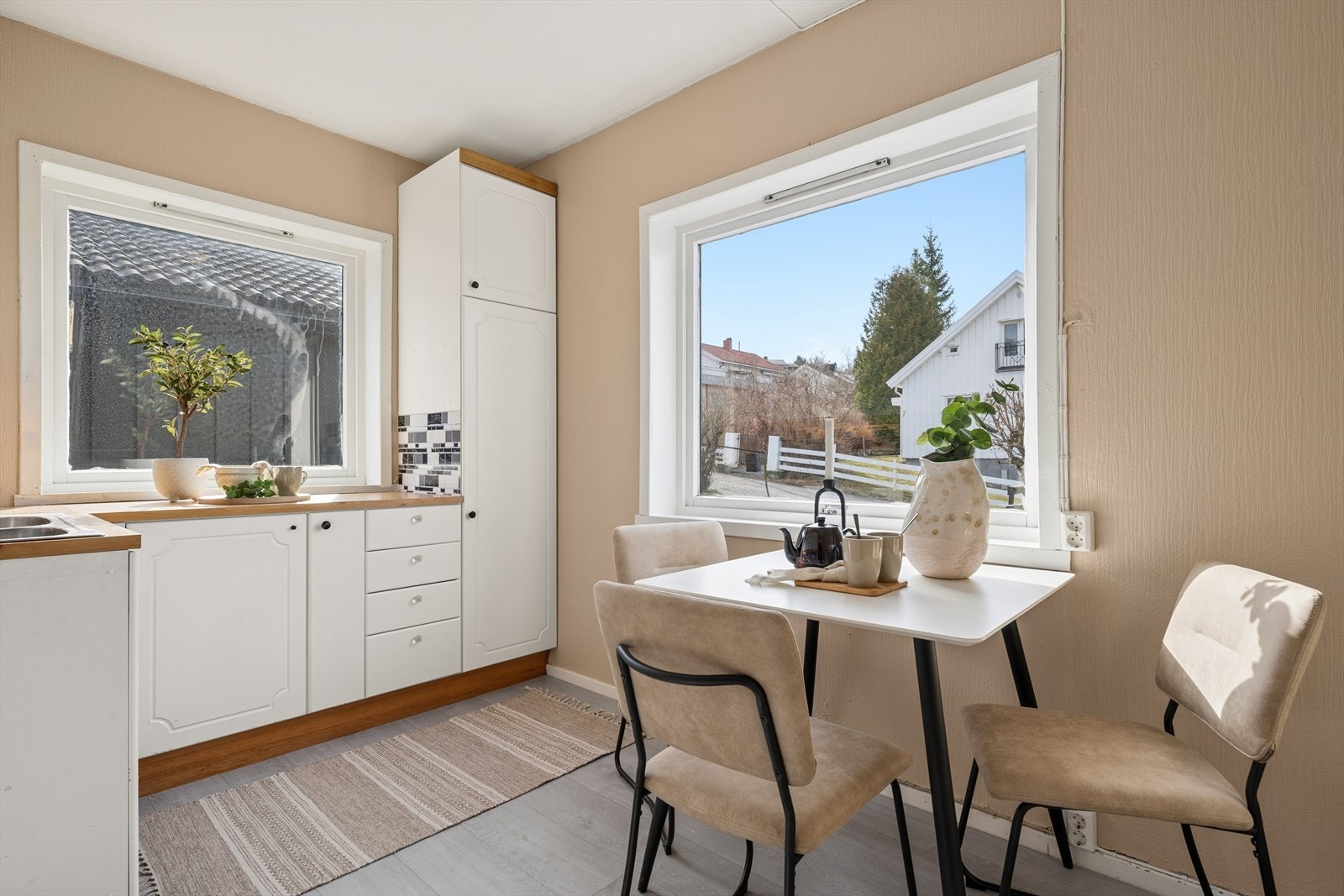 Kjøkkeninnredning med profilerte fronter og laminat benkeplate. Galleribilde