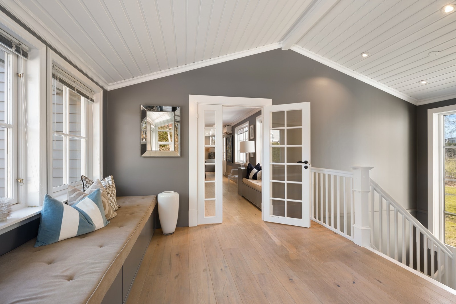 Hall med flotte lysflater. Galleribilde